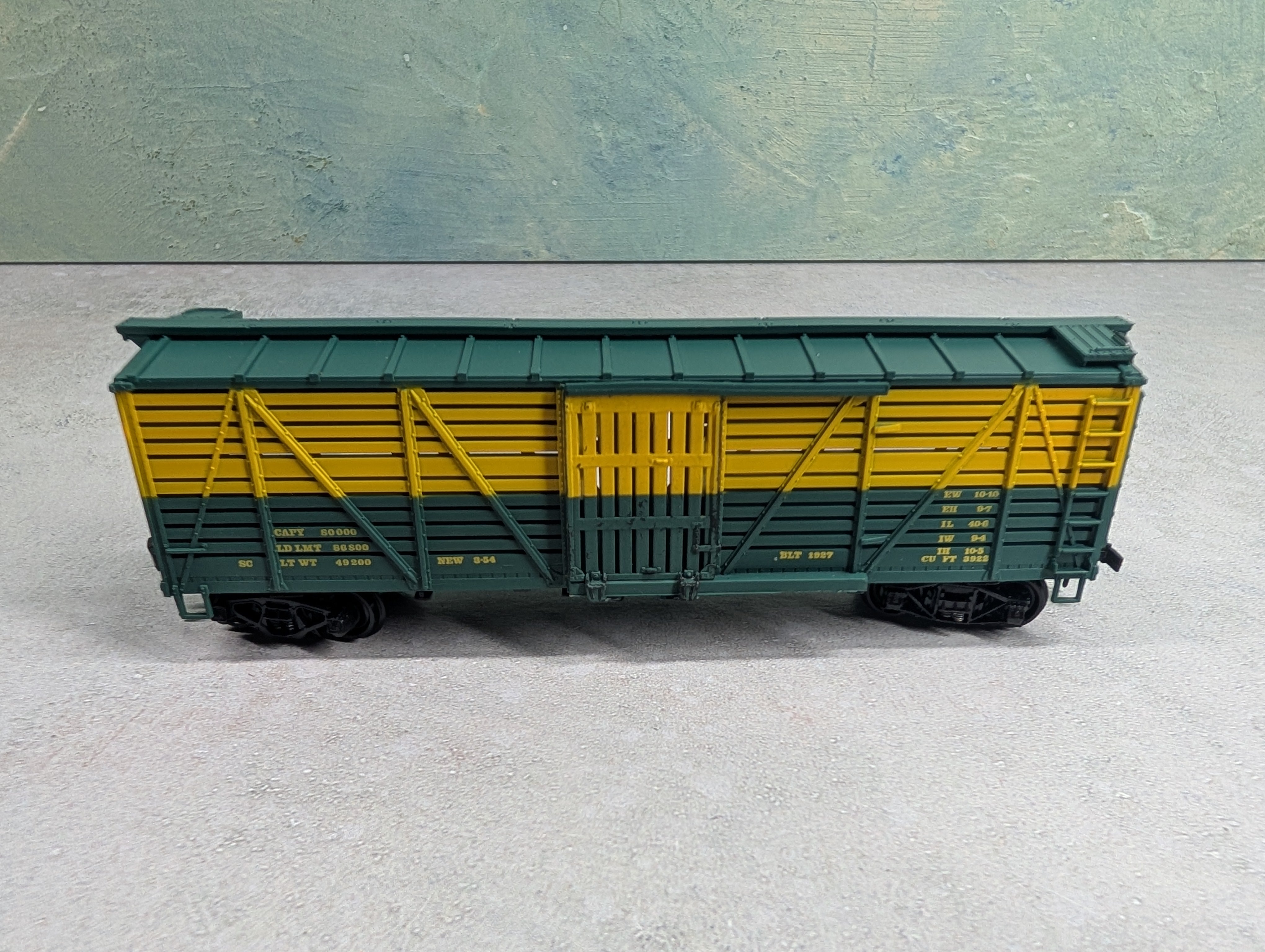 USED TRAIN MINIATURE HO Scale 40' Stock Car Chicago & North Western CNW #14373 Dim Data