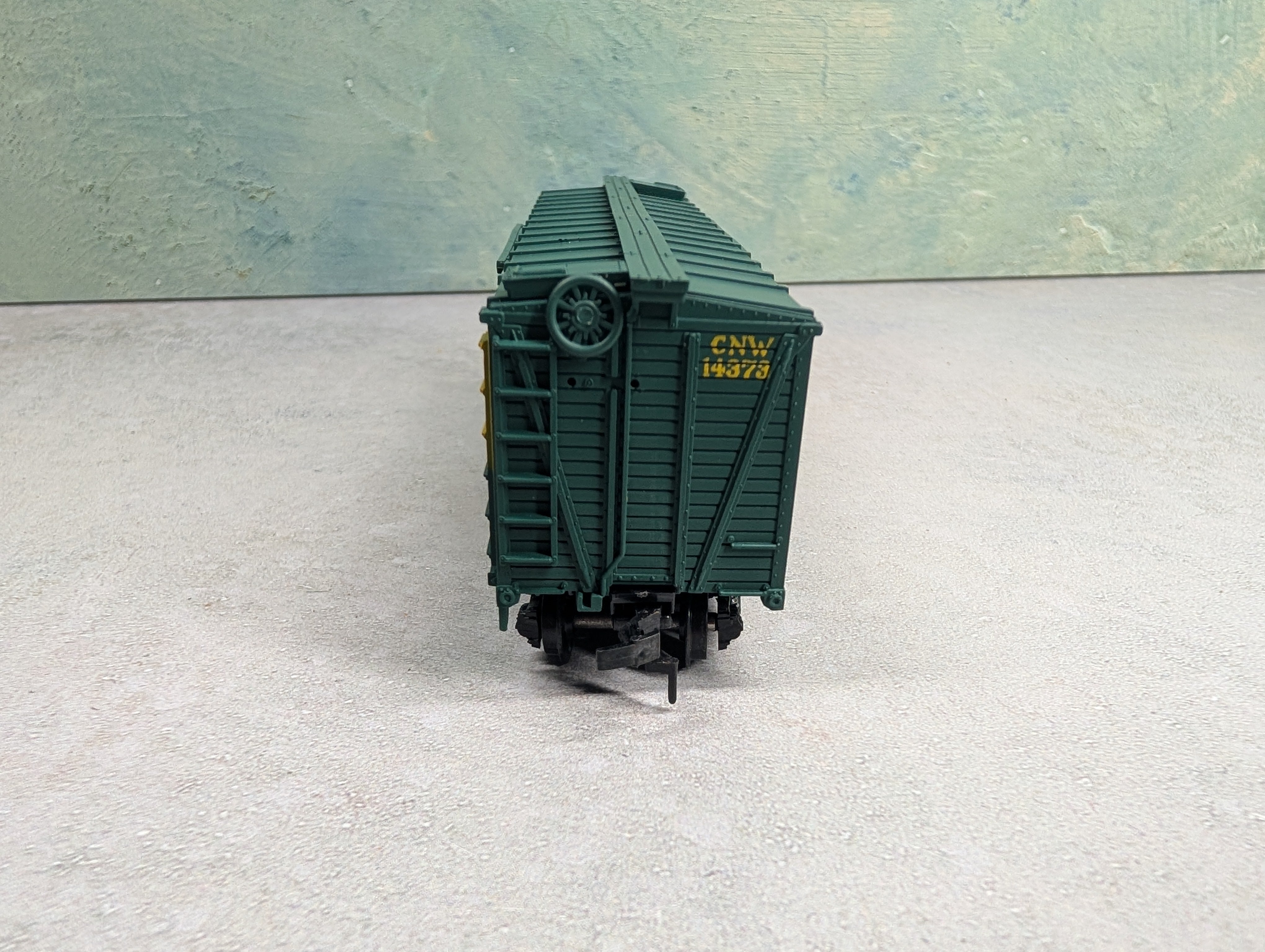 USED TRAIN MINIATURE HO Scale 40' Stock Car Chicago & North Western CNW #14373 Dim Data