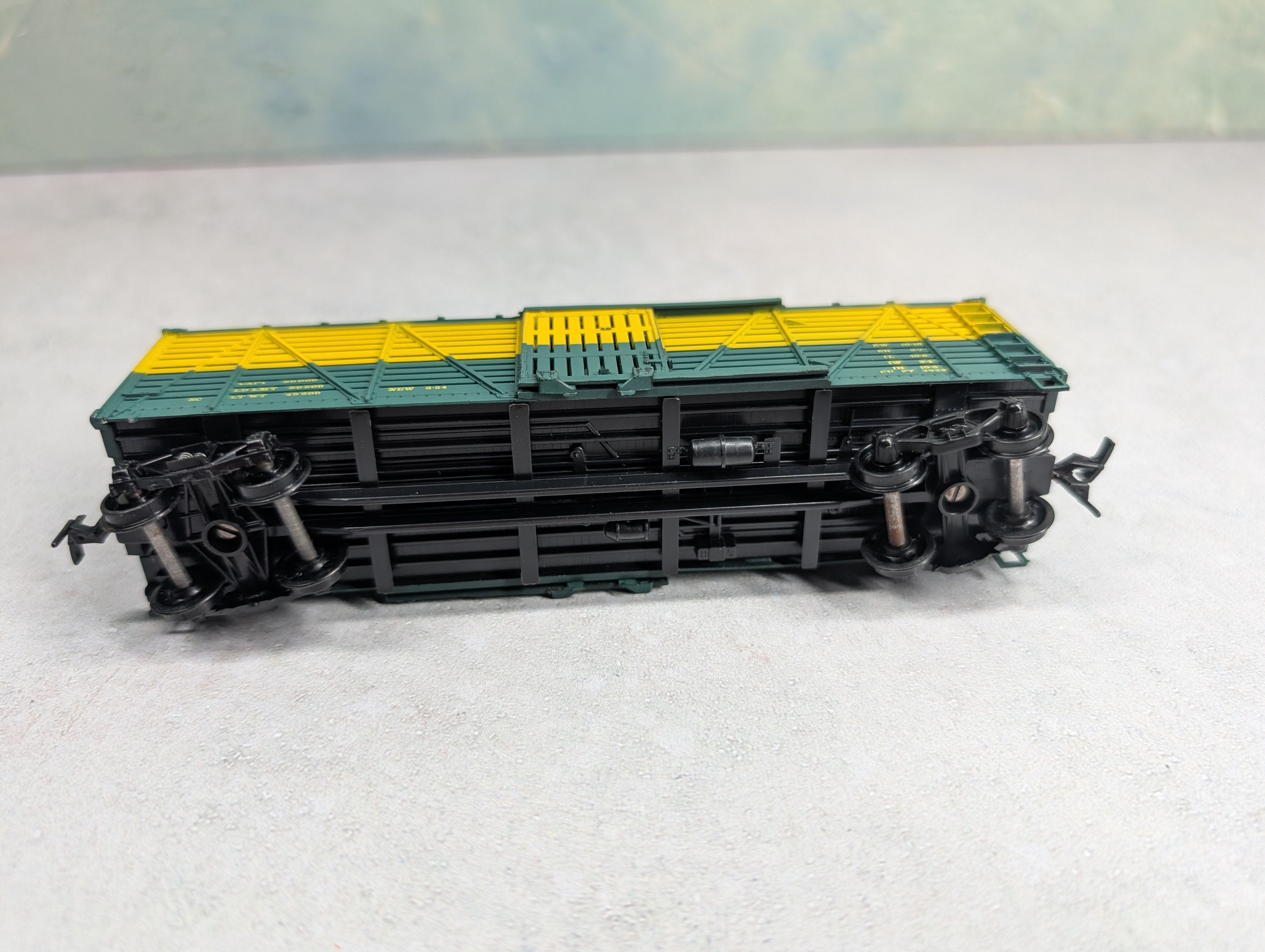 USED TRAIN MINIATURE HO Scale 40' Stock Car Chicago & North Western CNW #14373 Dim Data