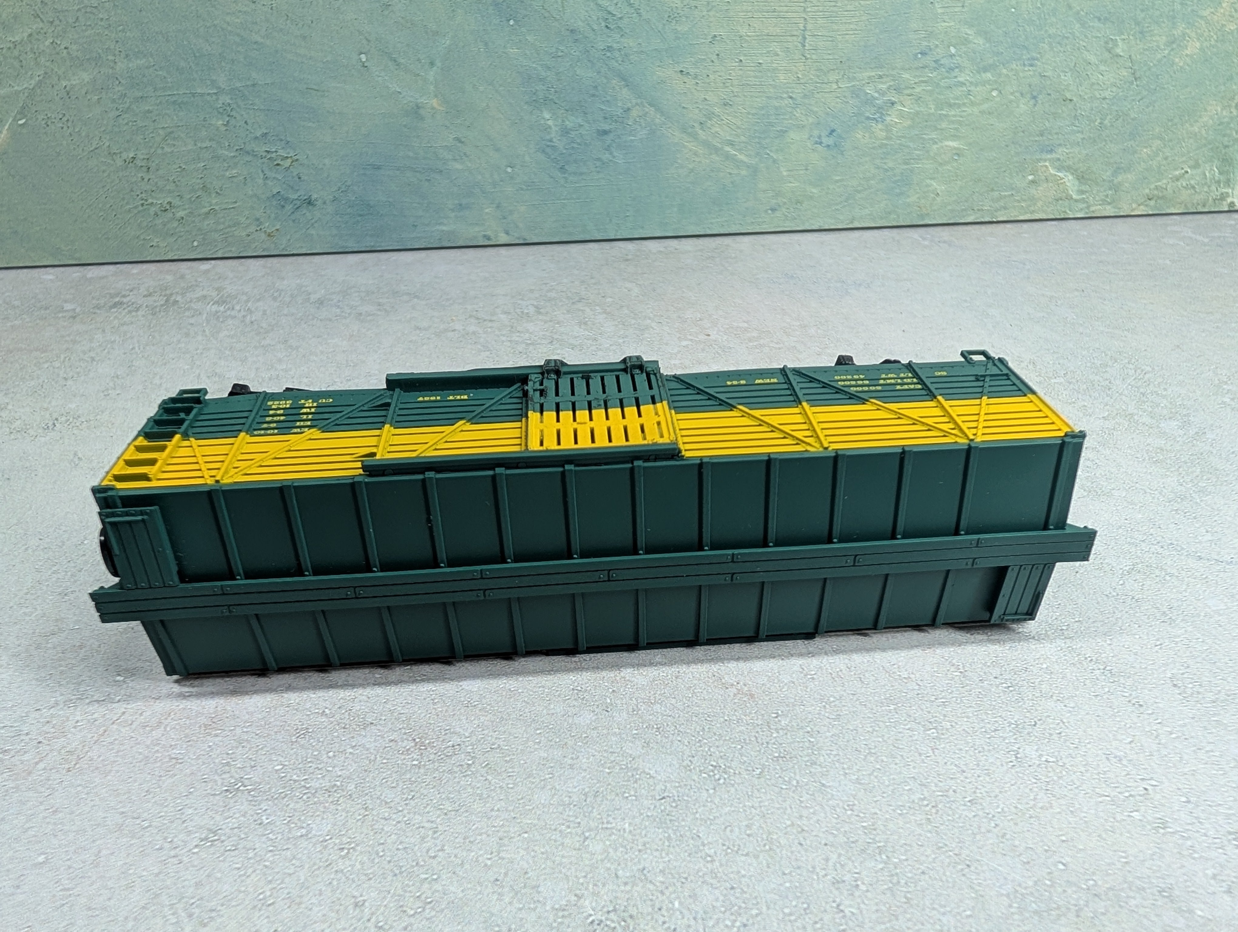 USED TRAIN MINIATURE HO Scale 40' Stock Car Chicago & North Western CNW #14373 Dim Data