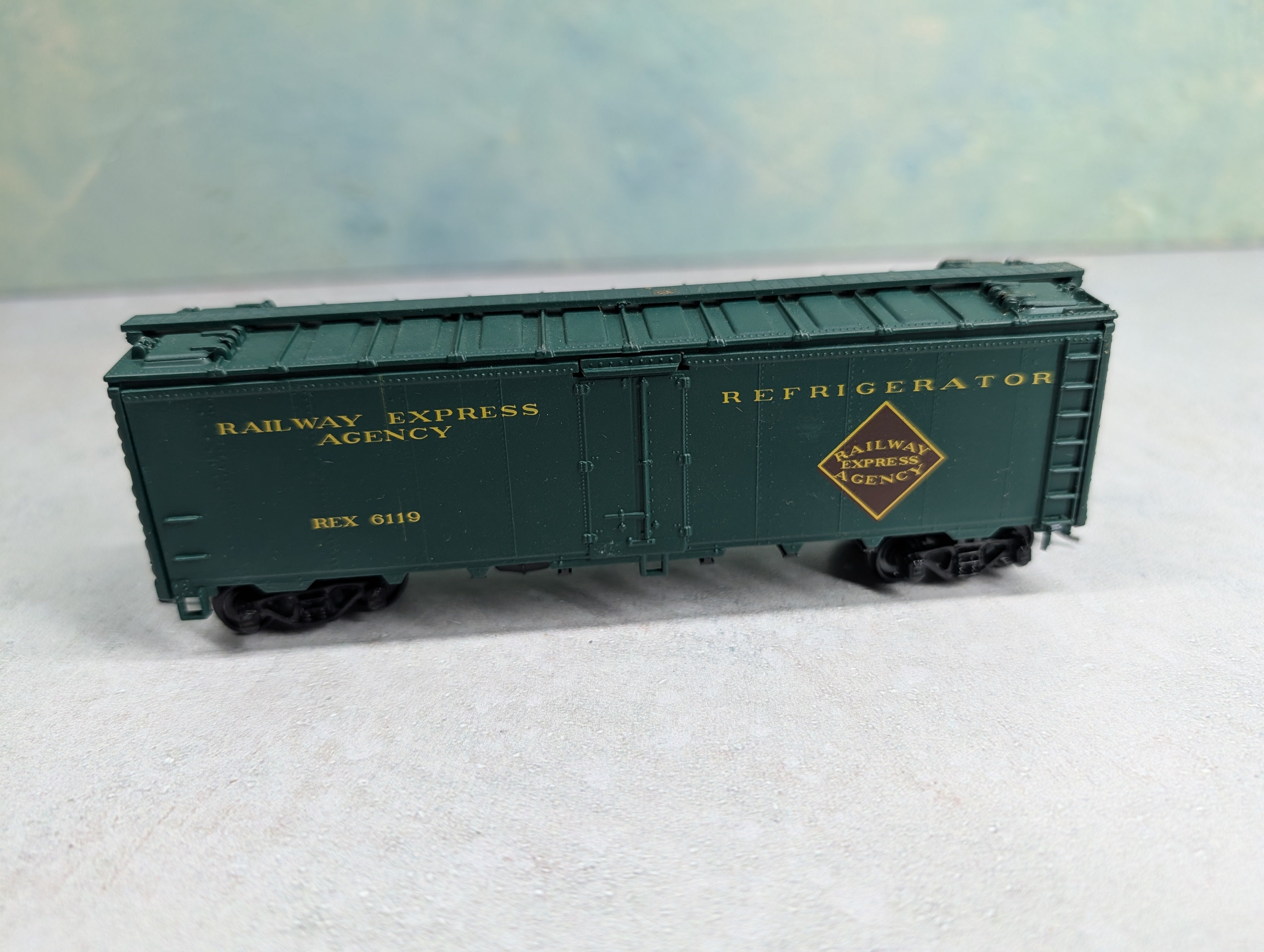 USED Athearn HO Scale 40' Reefer Box Car Railway Express Agency REX #6119