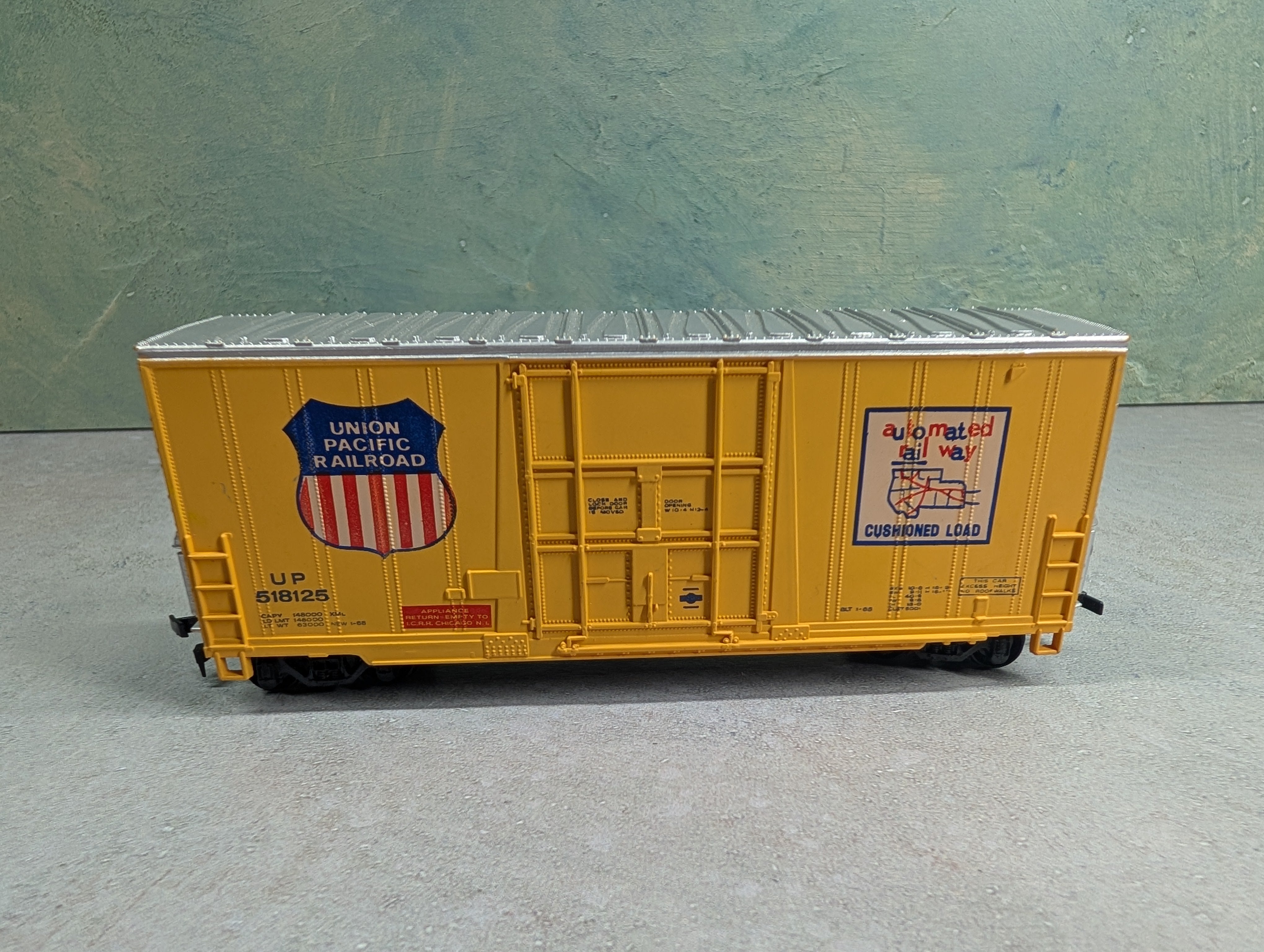 USED Bachmann HO Scale 40' Hi-Cube Box Car Union Pacific UP #518125