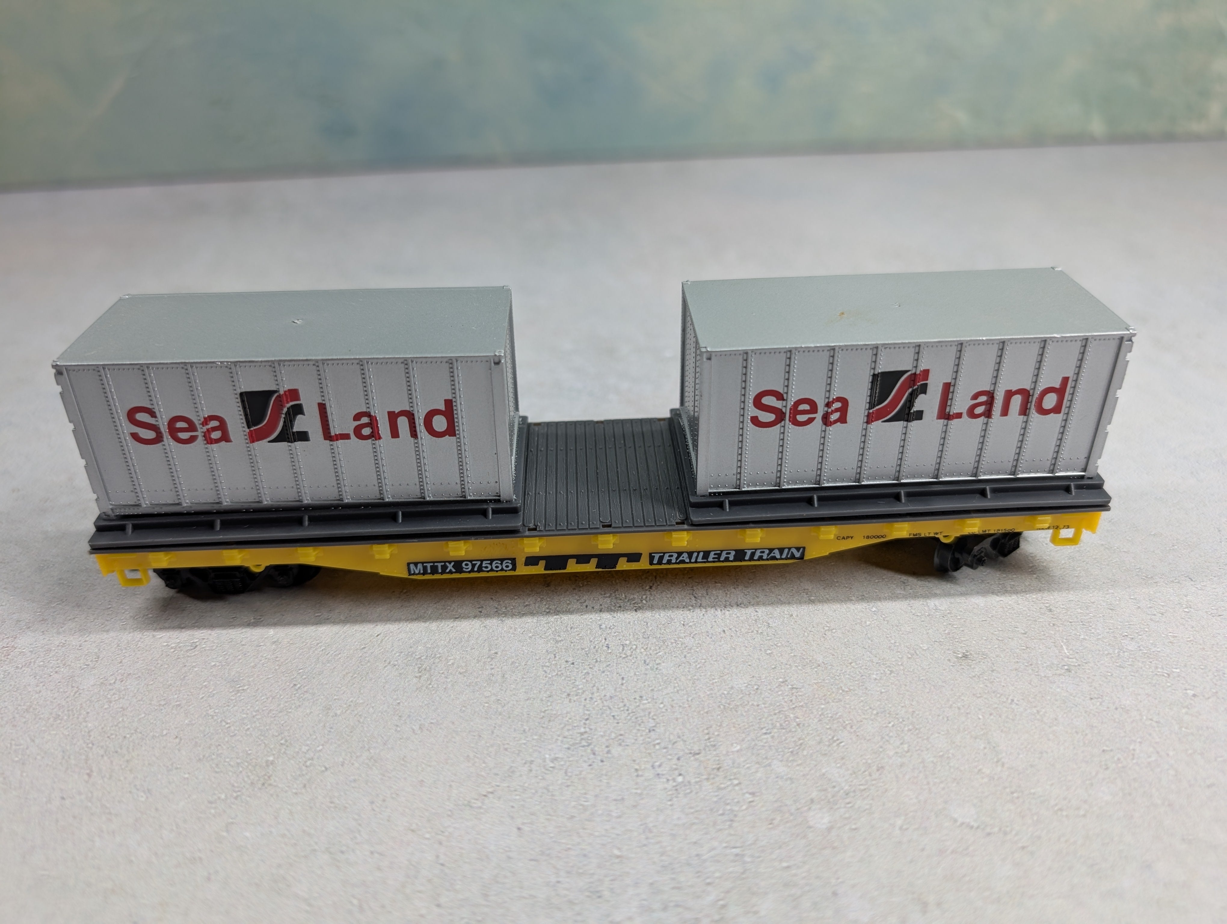 USED Life-Like HO Scale 50' Flat Car Trailer Train MTTX #97566 w/ 2 Sea Land Containers