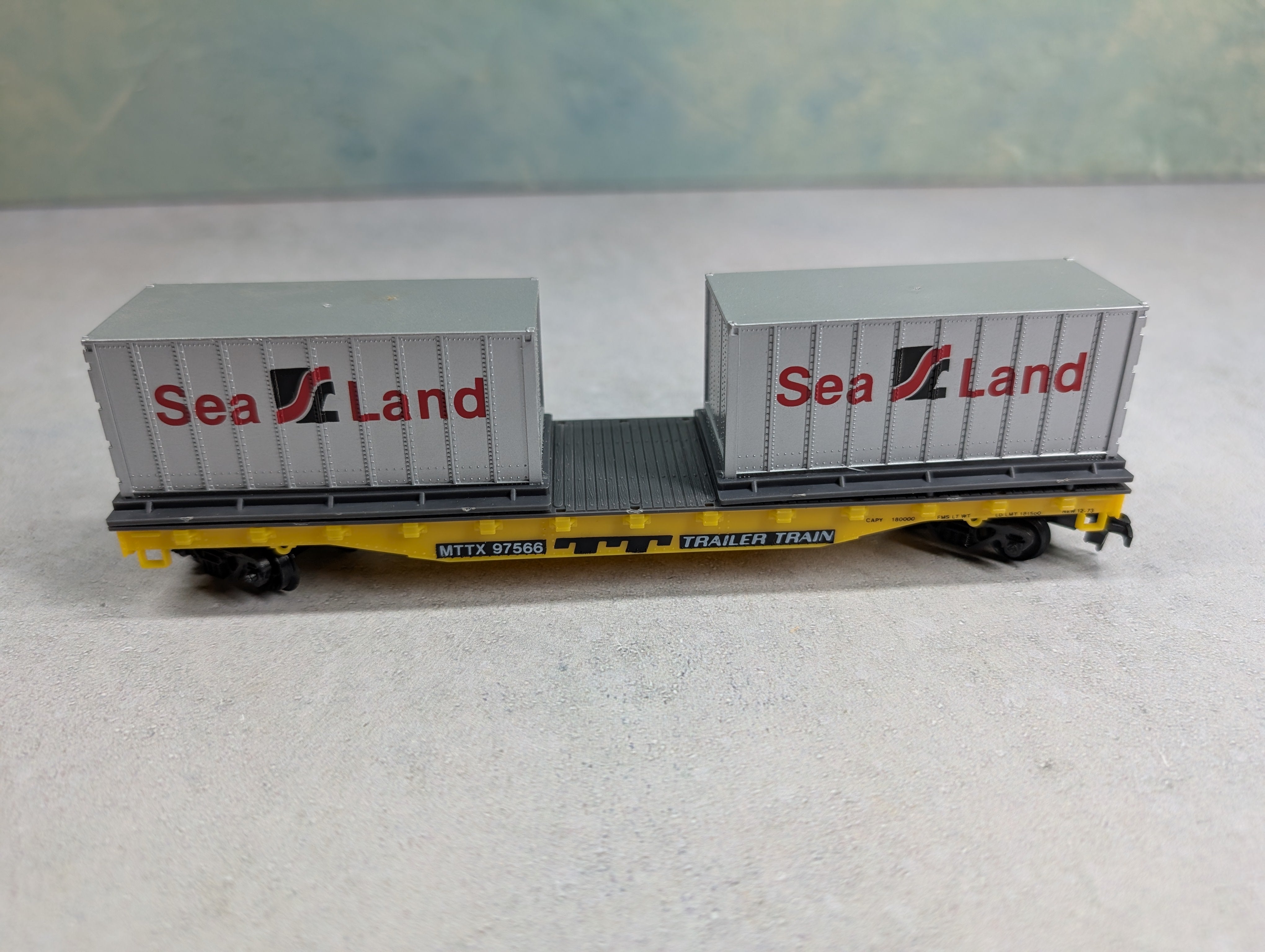 USED Life-Like HO Scale 50' Flat Car Trailer Train MTTX #97566 w/ 2 Sea Land Containers