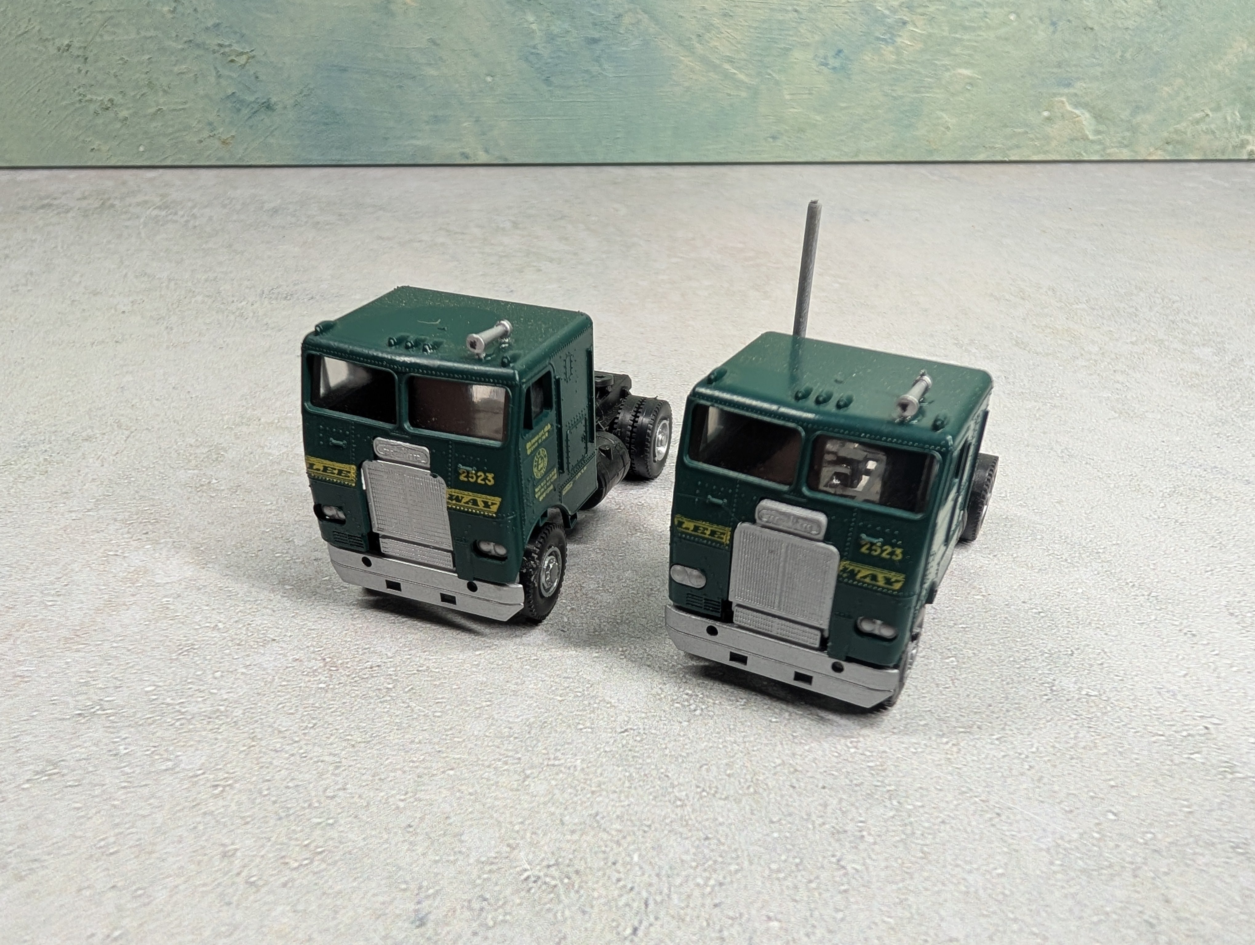 USED Athearn HO Scale Lot of 2 White Freight Liner Tractor Cab Lee Way #2523