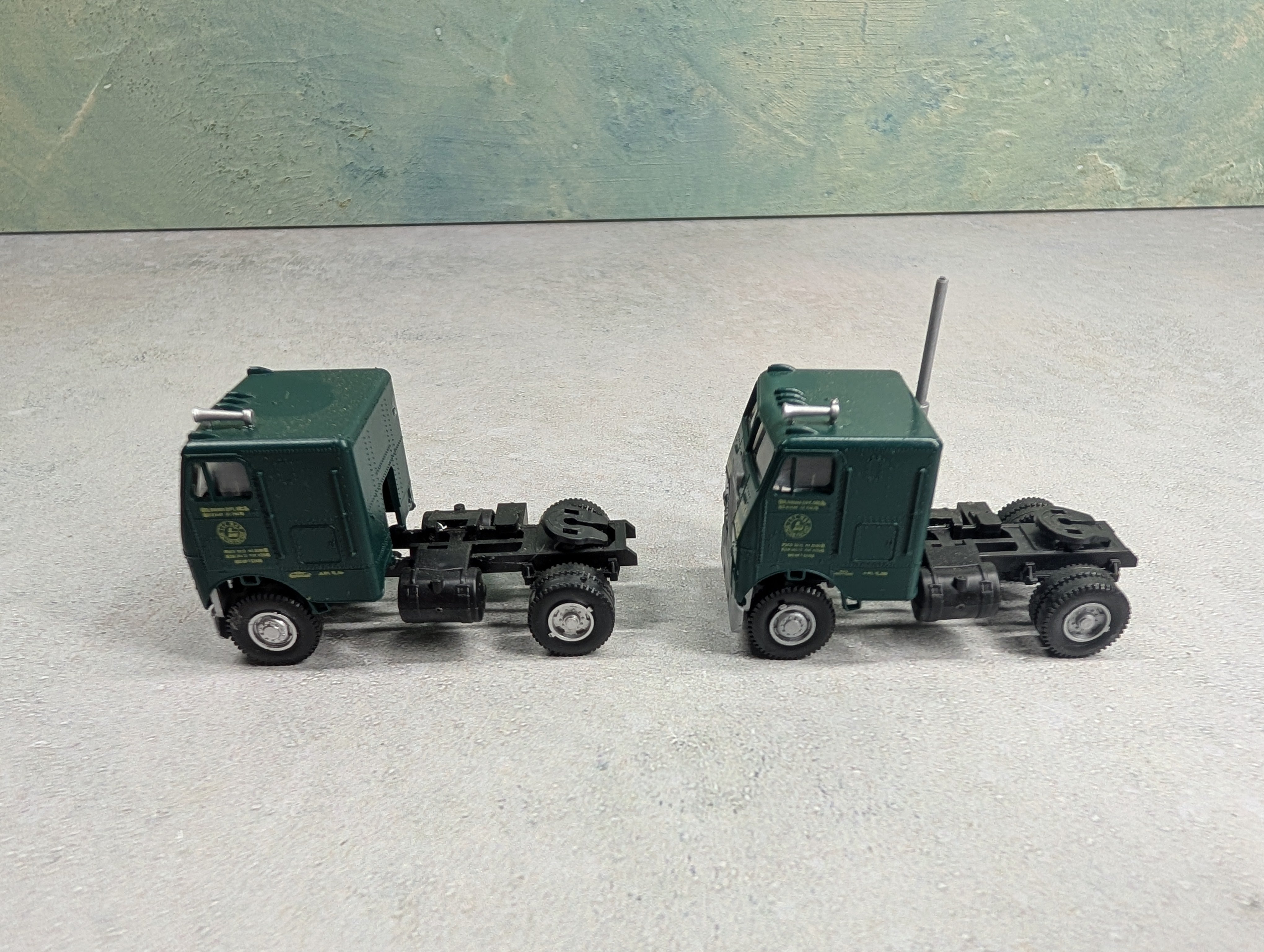 USED Athearn HO Scale Lot of 2 White Freight Liner Tractor Cab Lee Way #2523