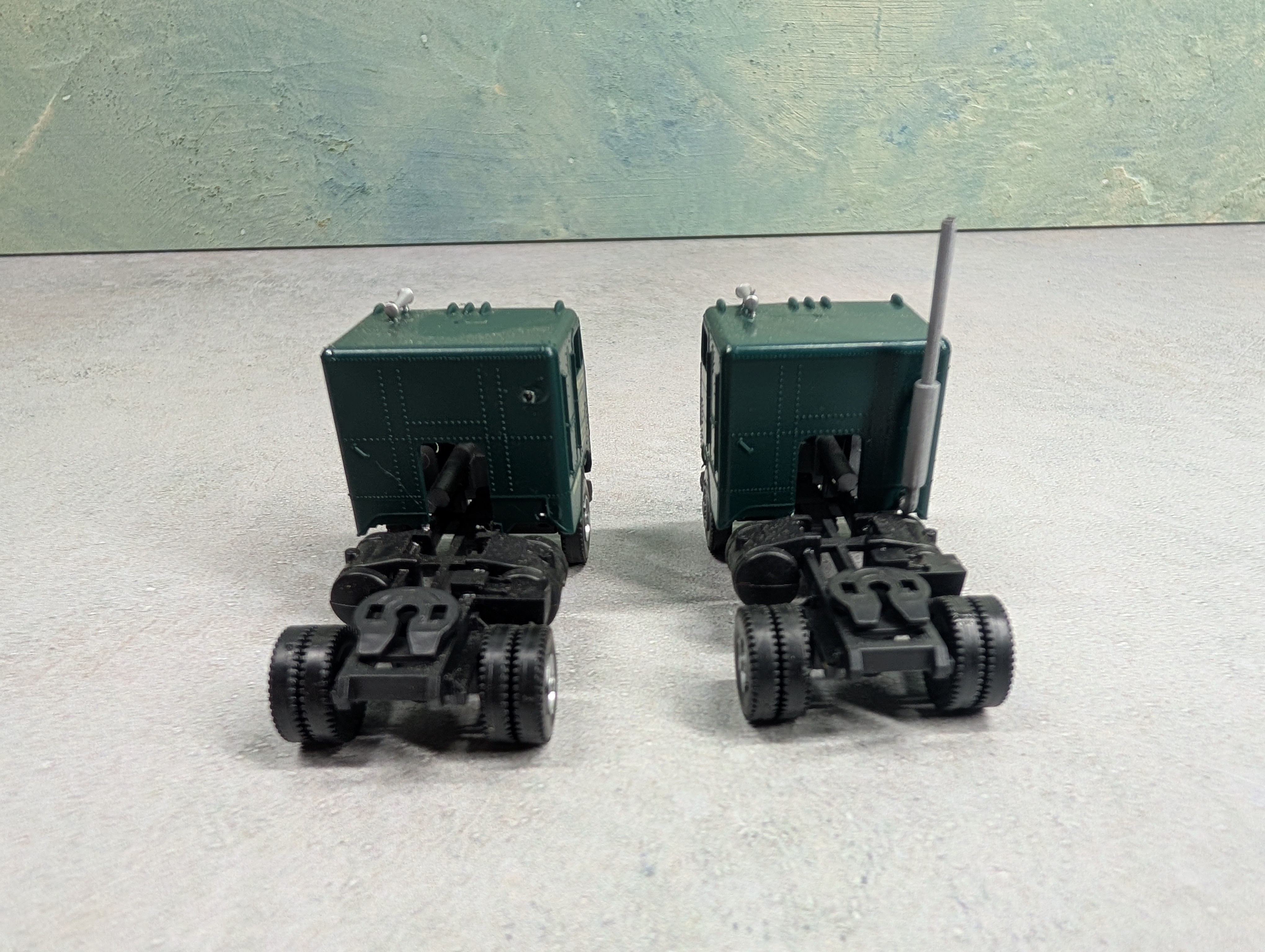 USED Athearn HO Scale Lot of 2 White Freight Liner Tractor Cab Lee Way #2523