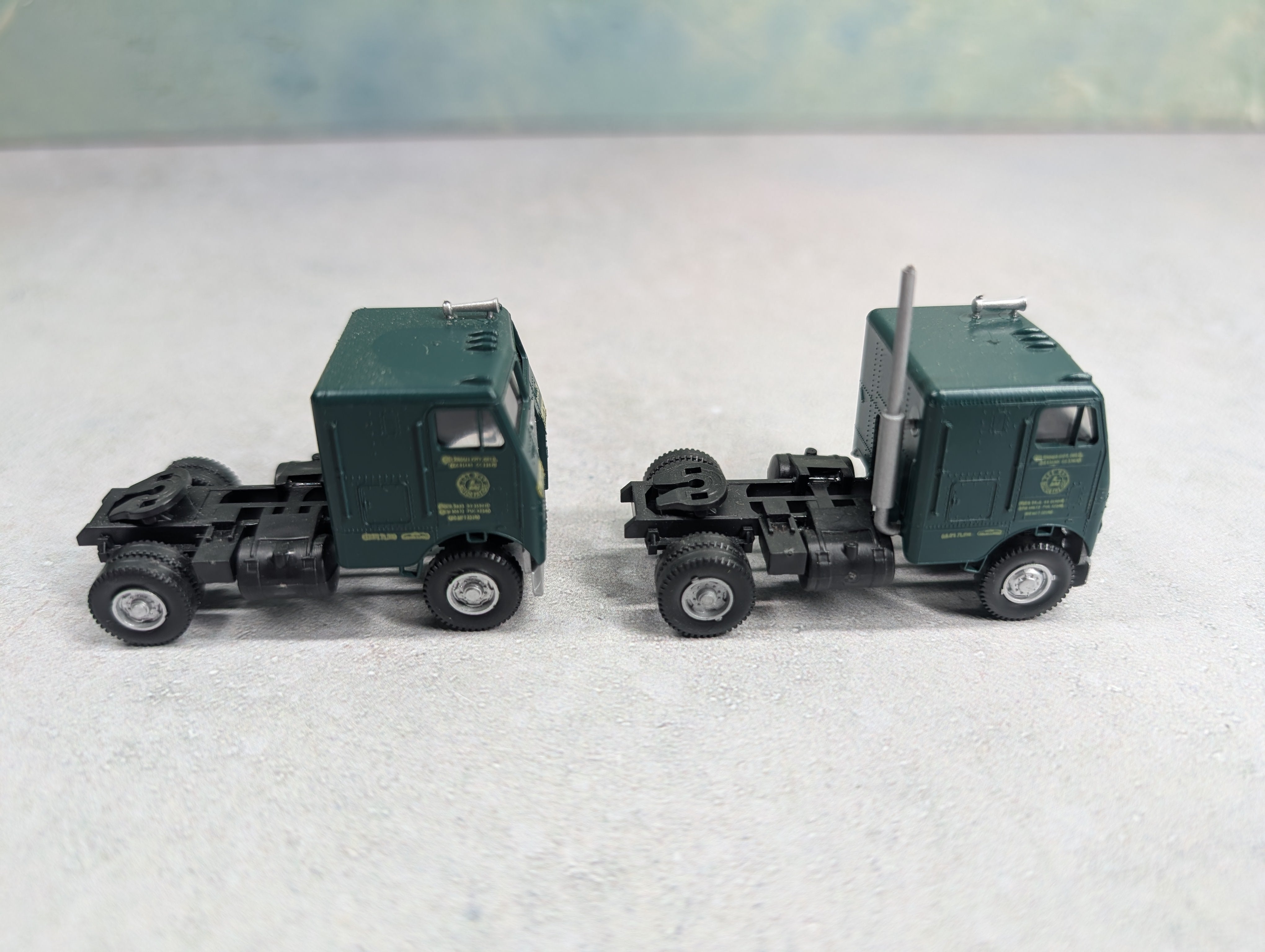 USED Athearn HO Scale Lot of 2 White Freight Liner Tractor Cab Lee Way #2523