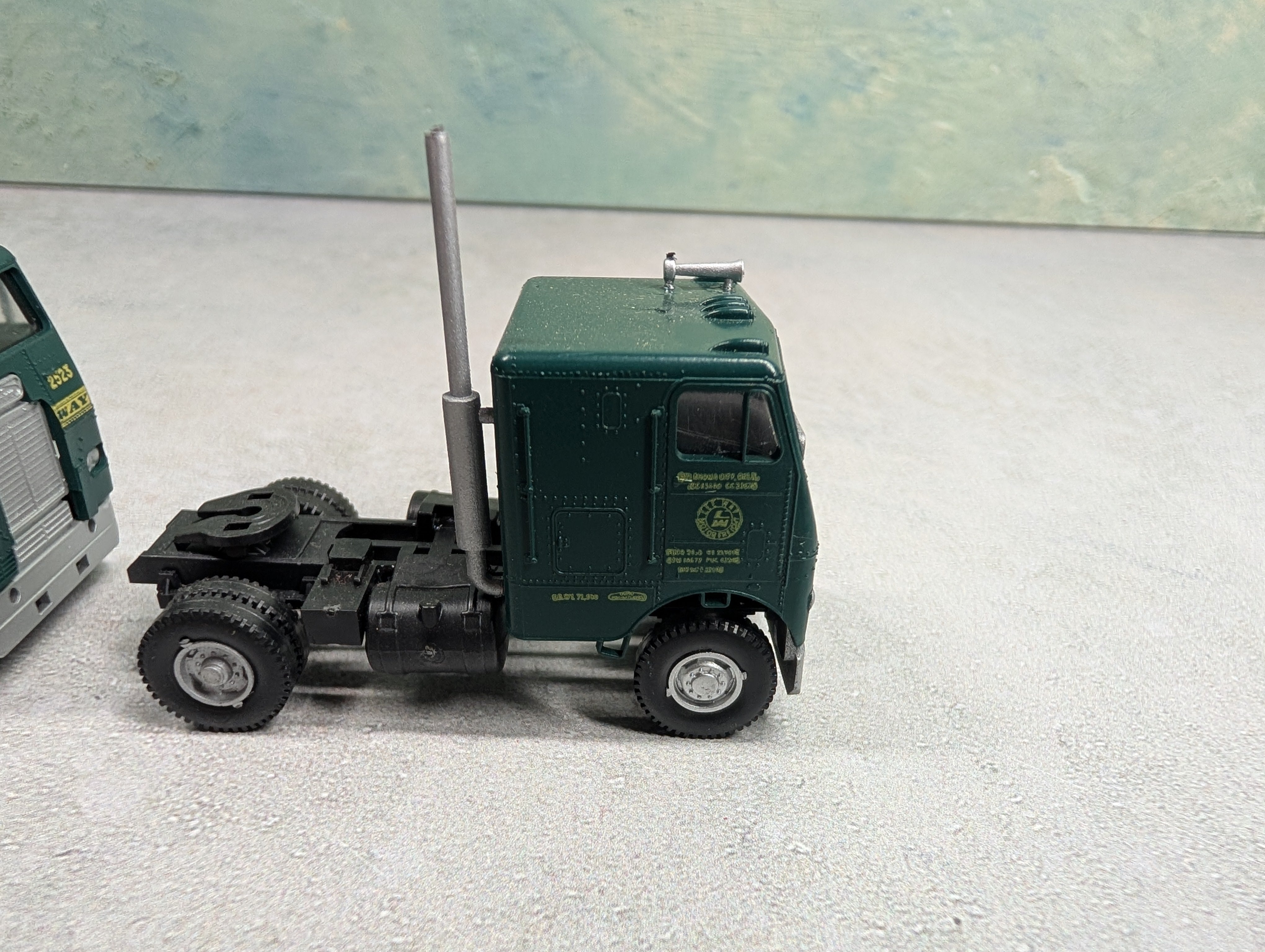 USED Athearn HO Scale Lot of 2 White Freight Liner Tractor Cab Lee Way #2523