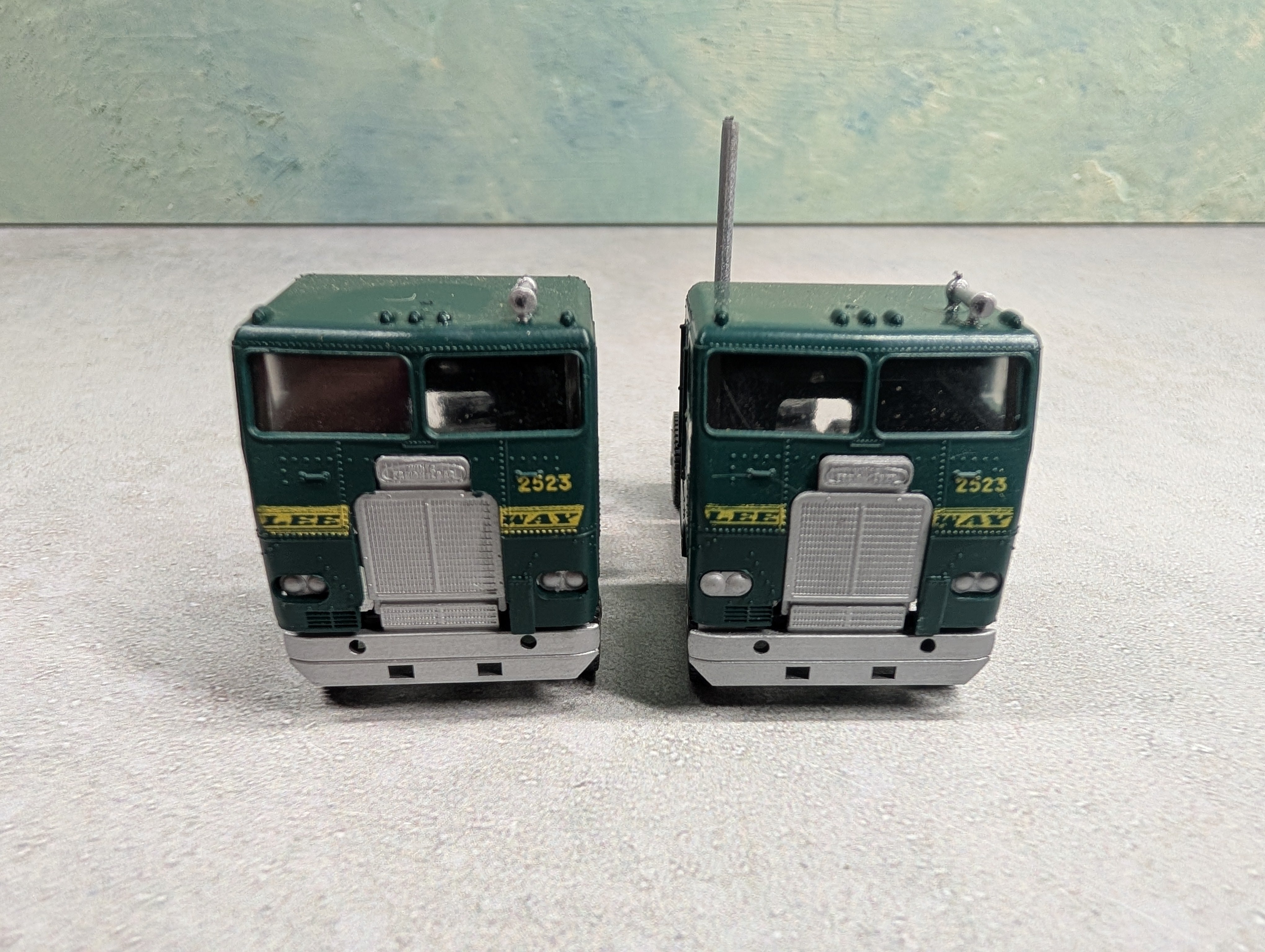 USED Athearn HO Scale Lot of 2 White Freight Liner Tractor Cab Lee Way #2523