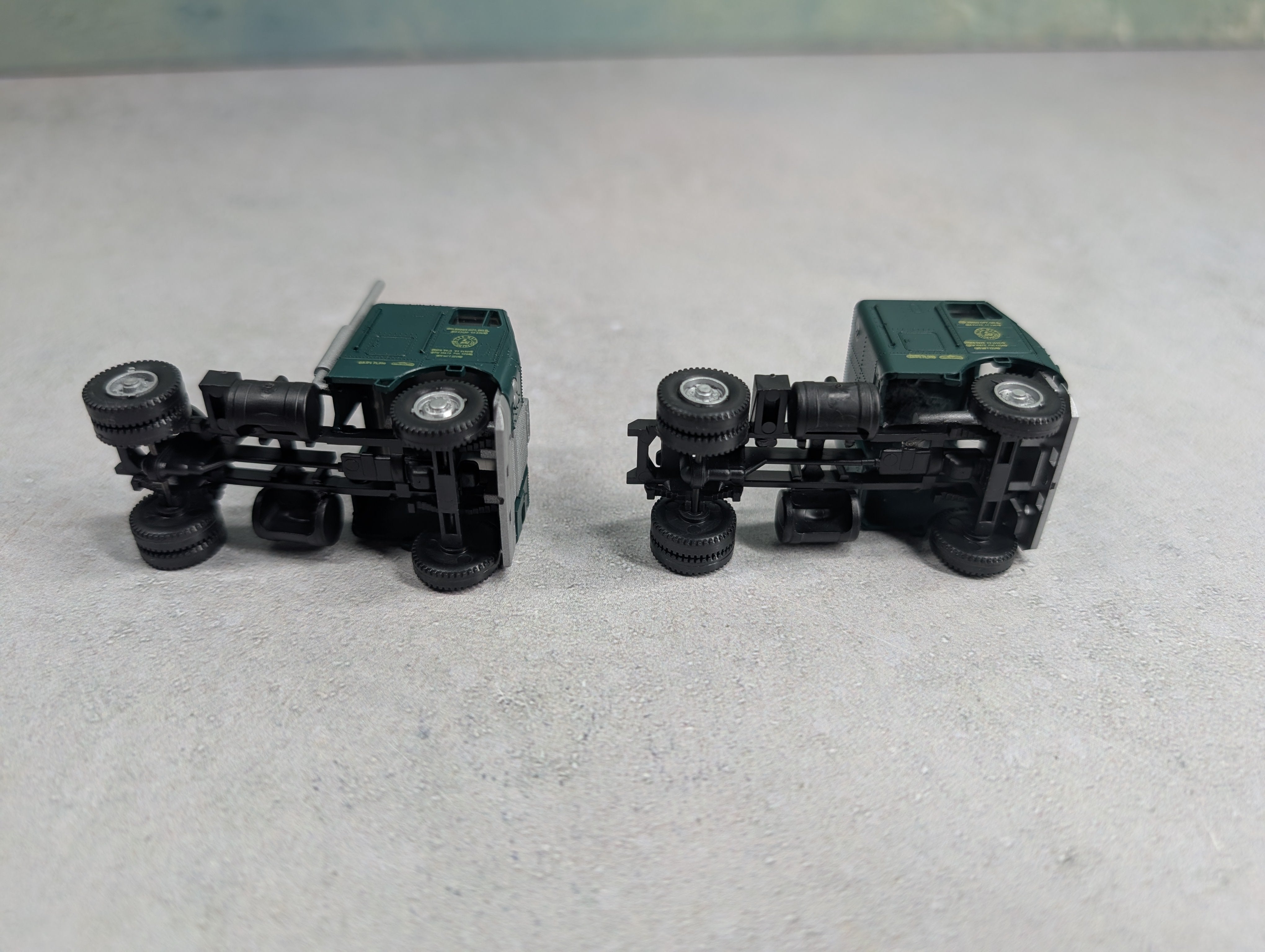 USED Athearn HO Scale Lot of 2 White Freight Liner Tractor Cab Lee Way #2523