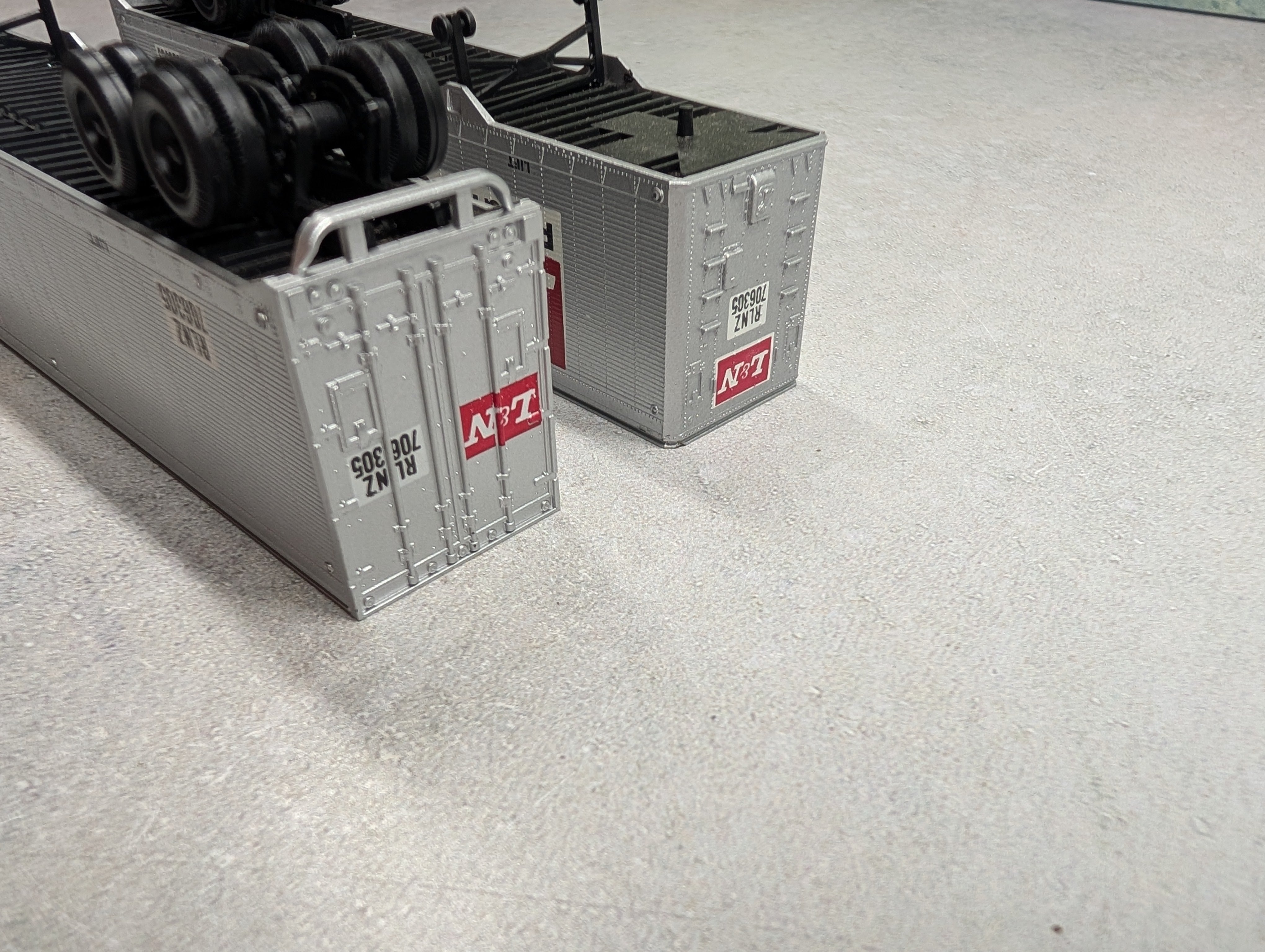 USED Athearn HO Scale 40' Trailers Louisville & Nashville RLNZ #706305 (2 pcs)