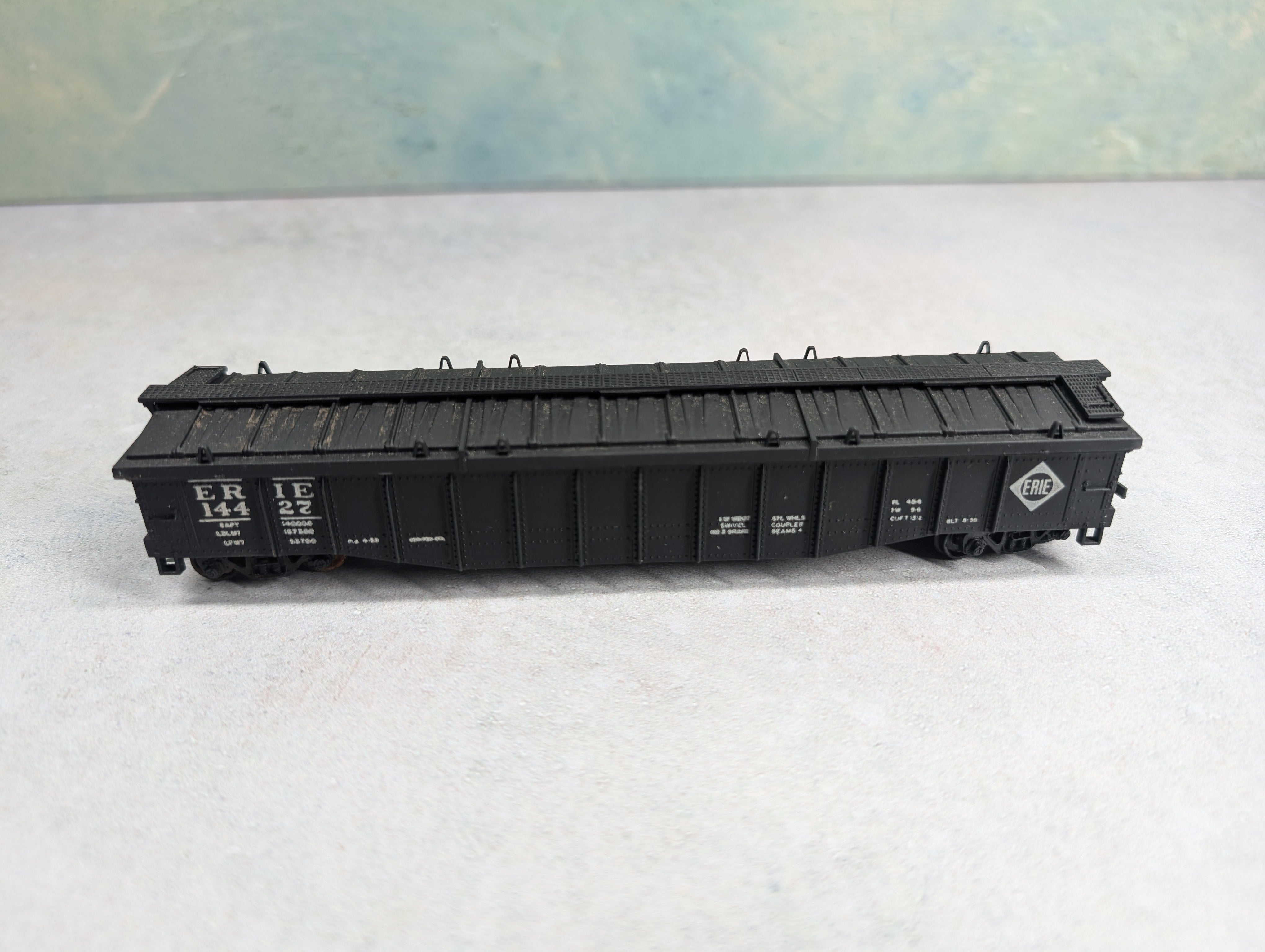 USED Athearn HO Scale Covered 50' Gondola Erie #14427