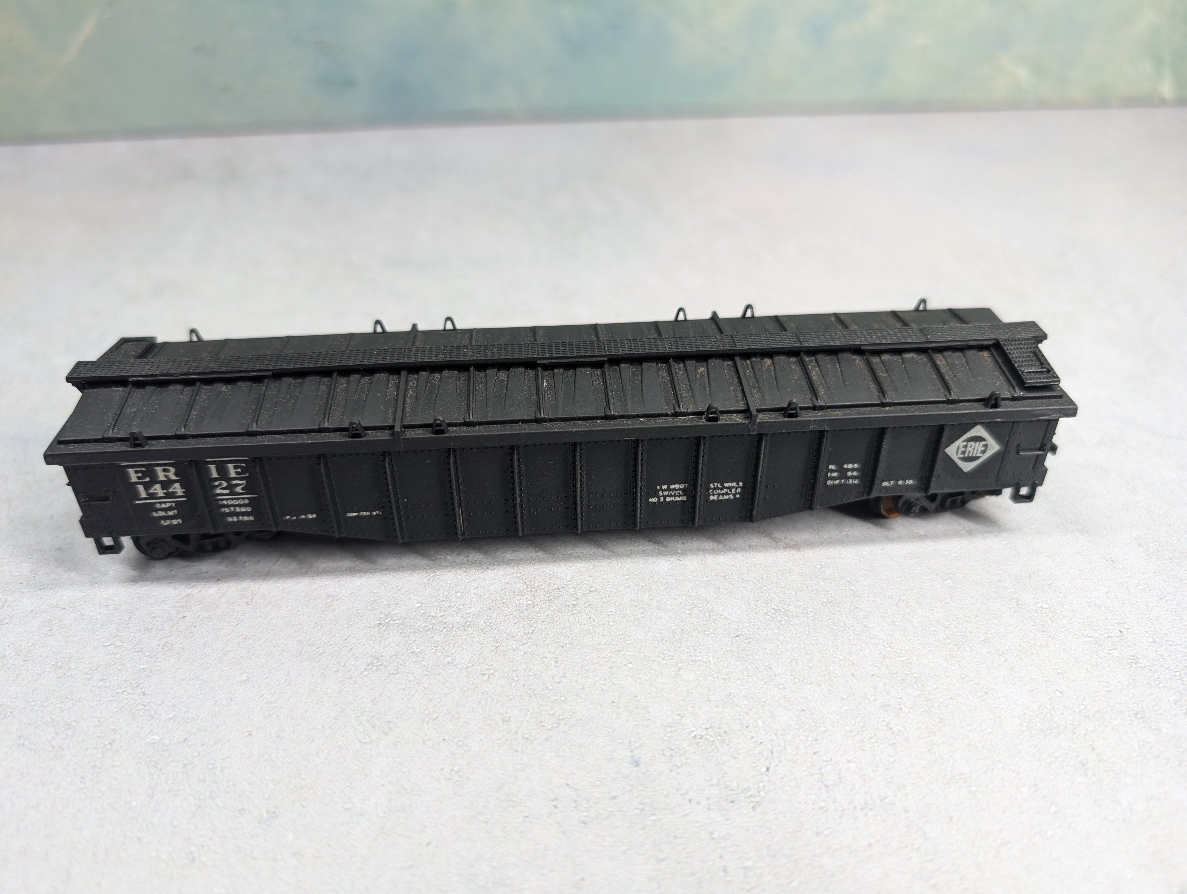USED Athearn HO Scale Covered 50' Gondola Erie #14427
