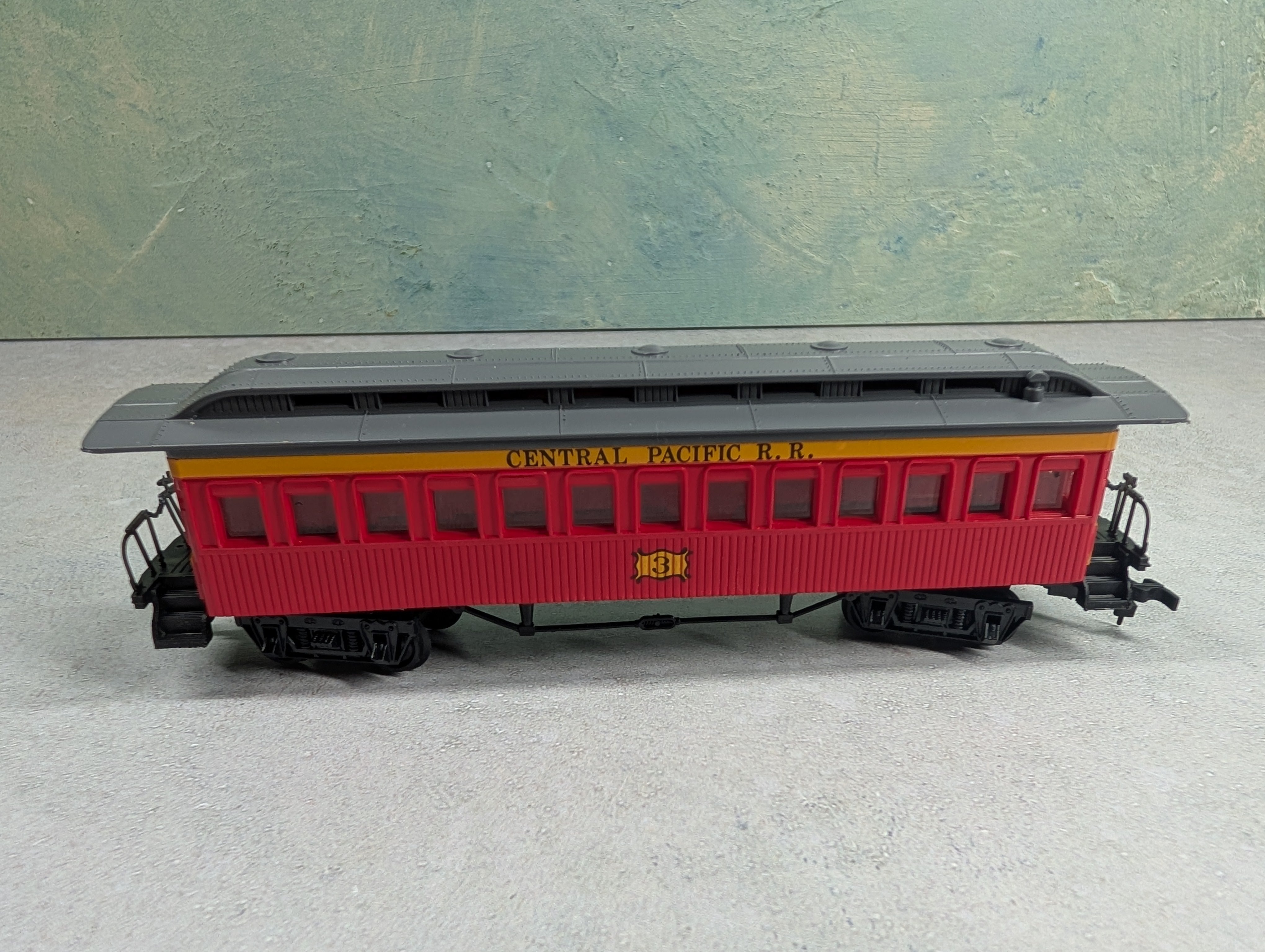 USED Bachmann HO Scale 47' Old Time Coach Central Pacific RR #3