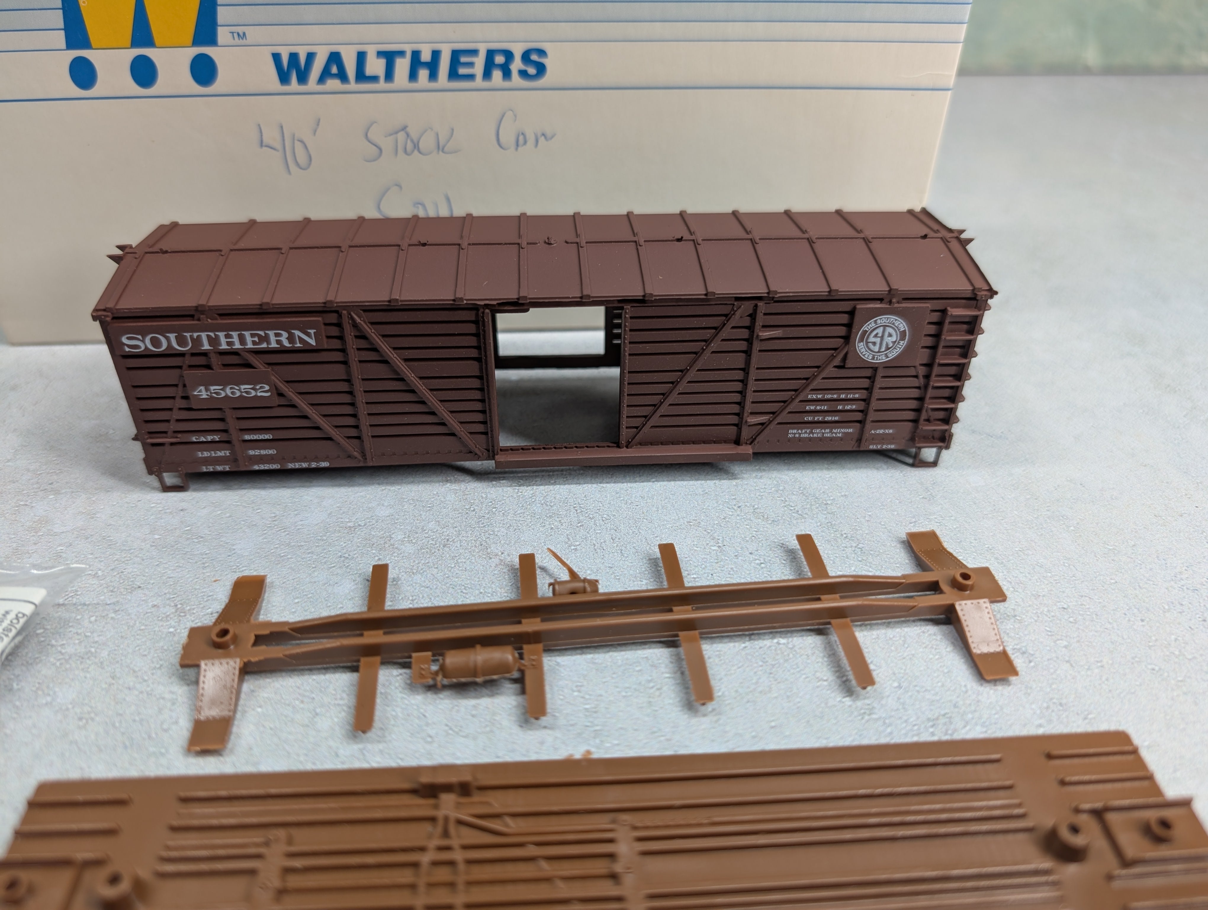 USED Walthers 932-3353 HO Scale 40' Cattle Stock Car Southern #45652 Slatted Ends KIT