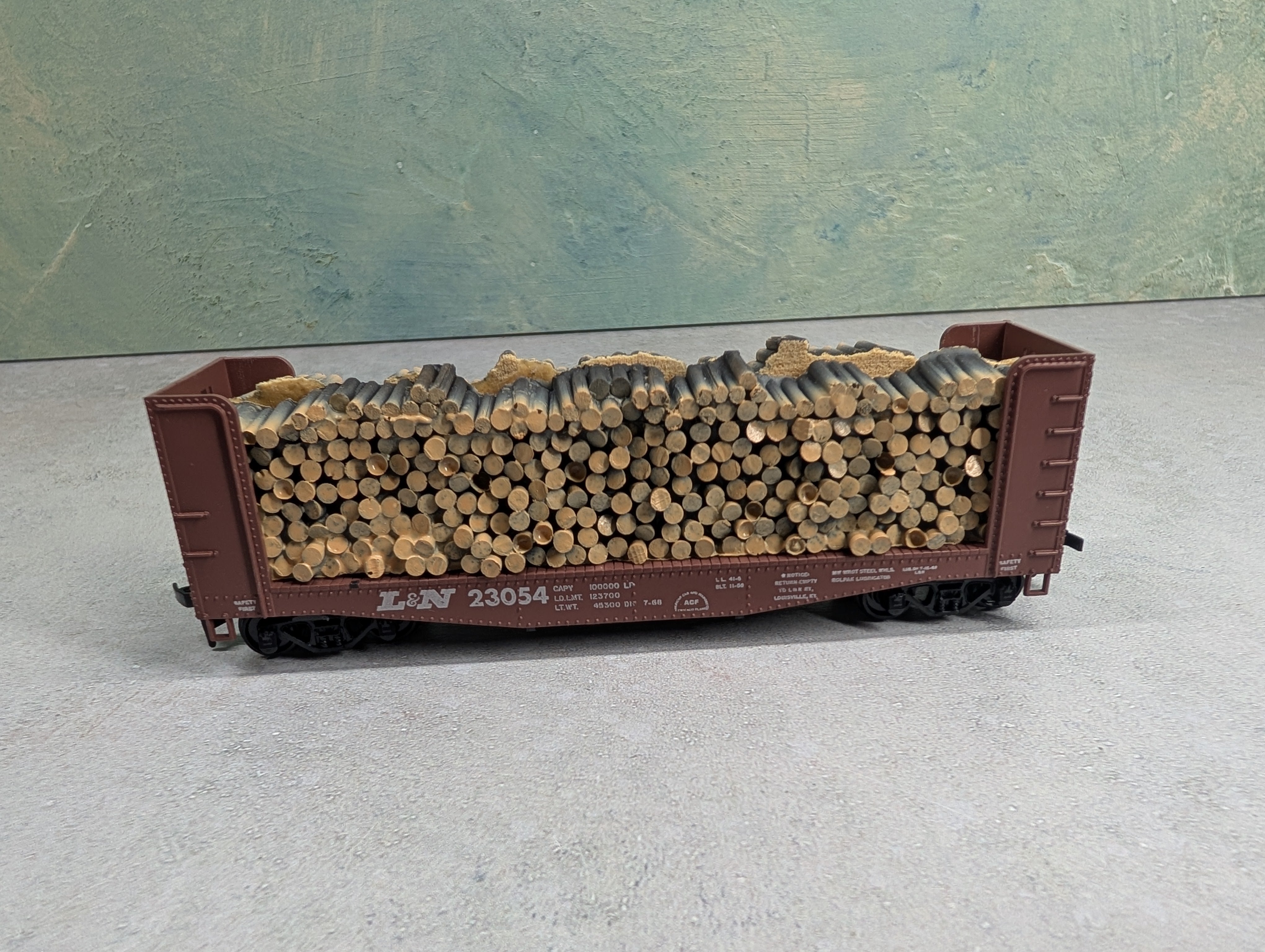USED Athearn HO Scale 40' Bulkhead Flat Car Louisville & Nashville L&N #23054 w/ Wood Load