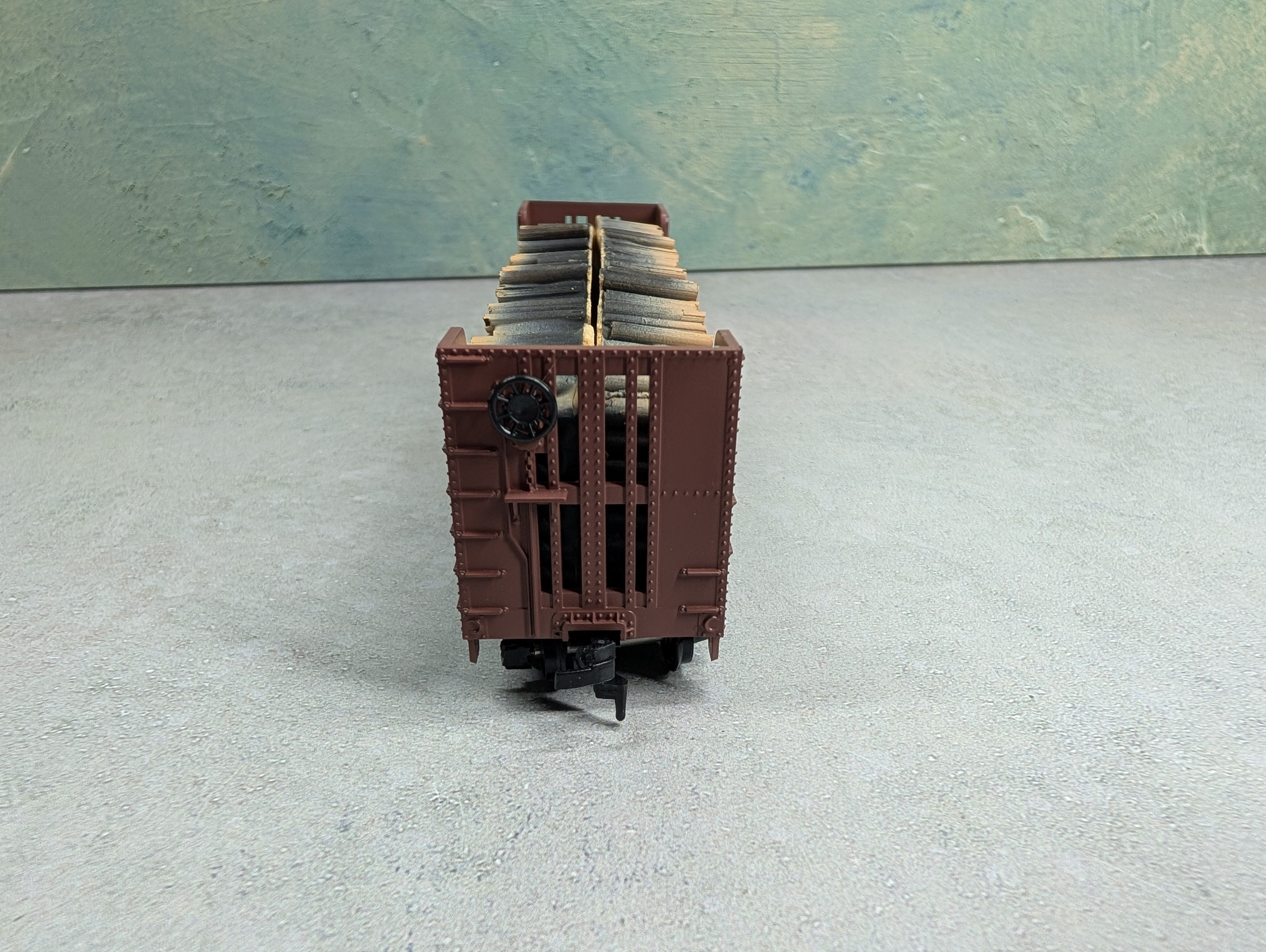 USED Athearn HO Scale 40' Bulkhead Flat Car Louisville & Nashville L&N #23054 w/ Wood Load