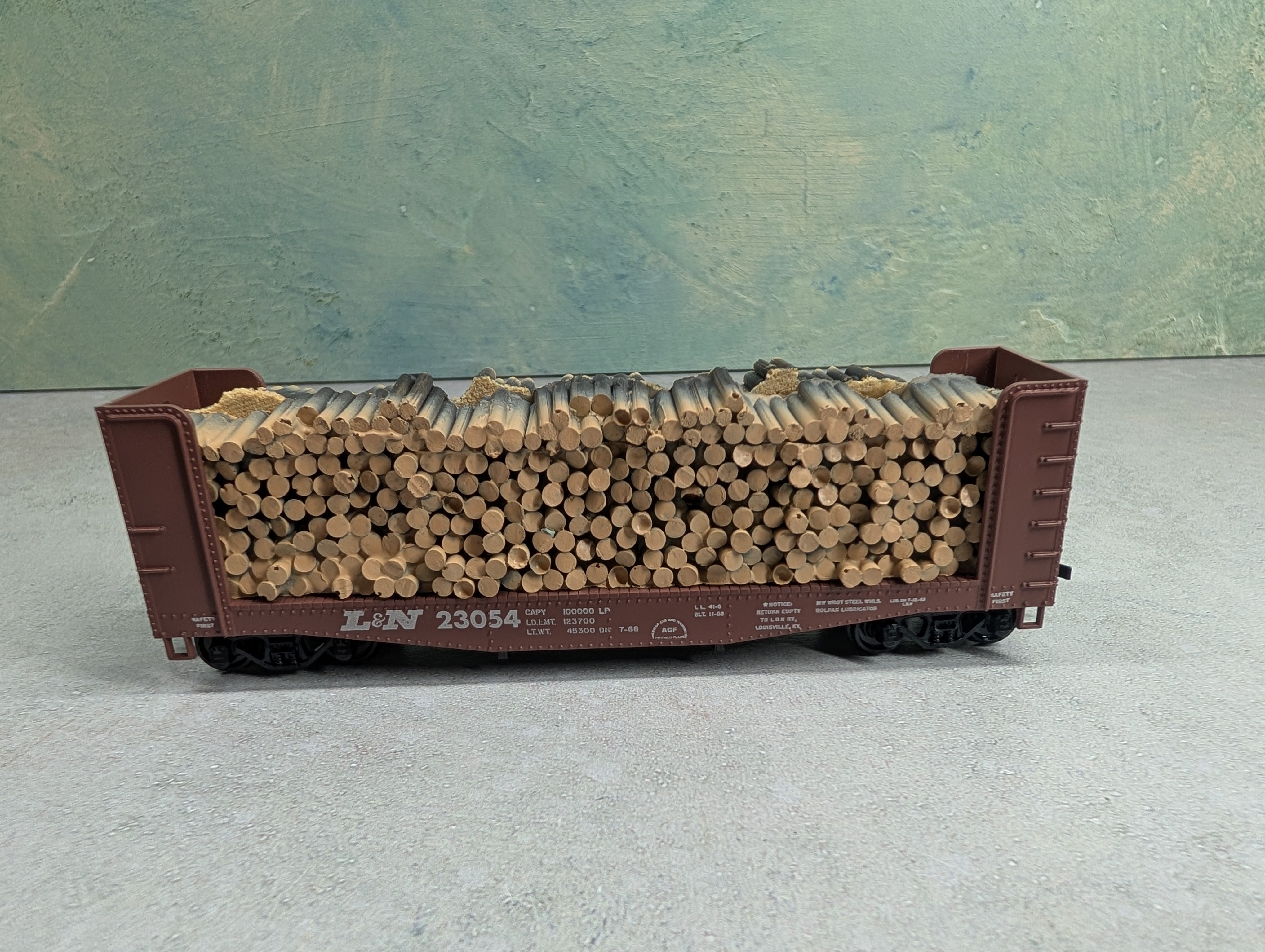 USED Athearn HO Scale 40' Bulkhead Flat Car Louisville & Nashville L&N #23054 w/ Wood Load