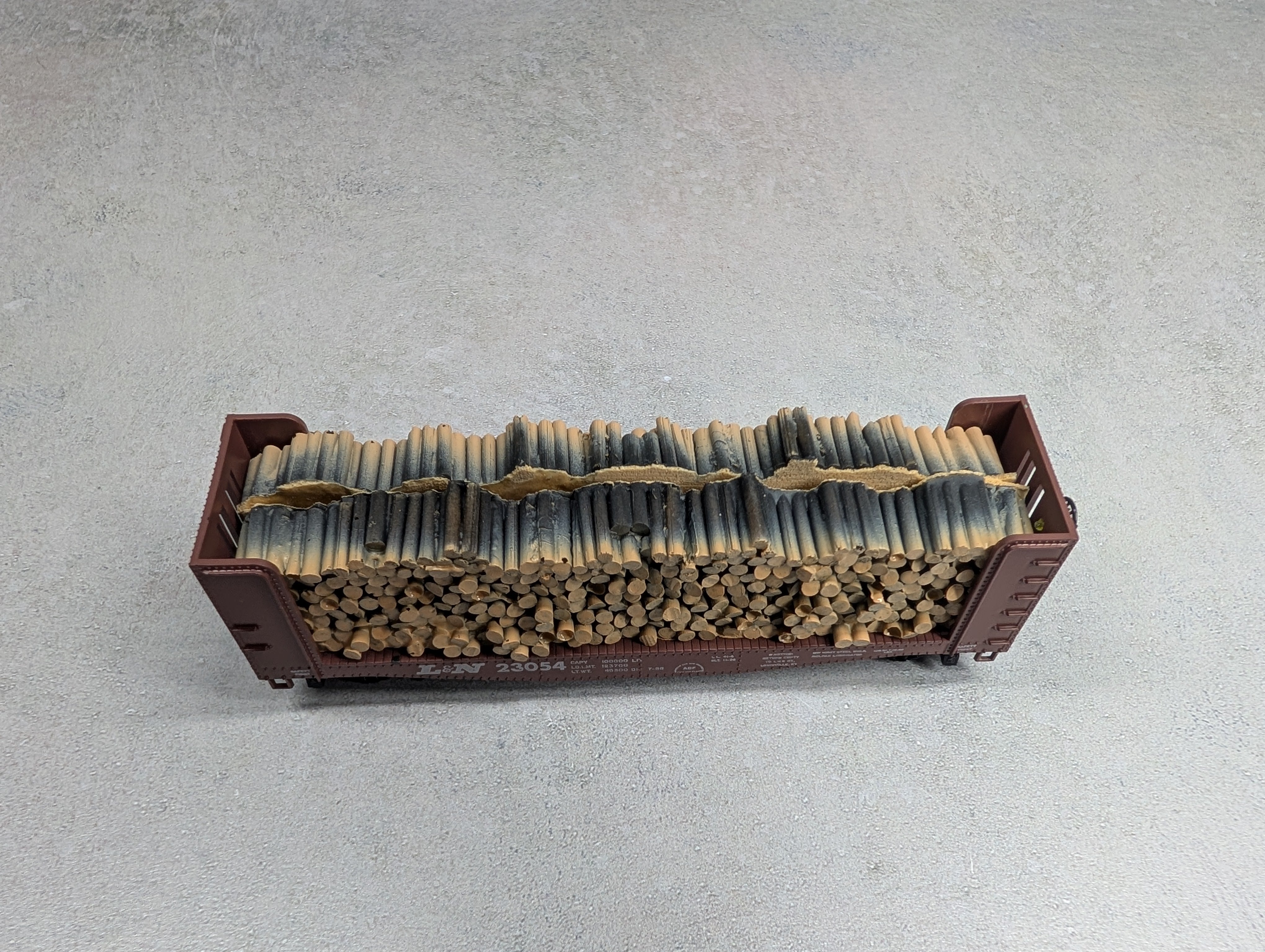 USED Athearn HO Scale 40' Bulkhead Flat Car Louisville & Nashville L&N #23054 w/ Wood Load