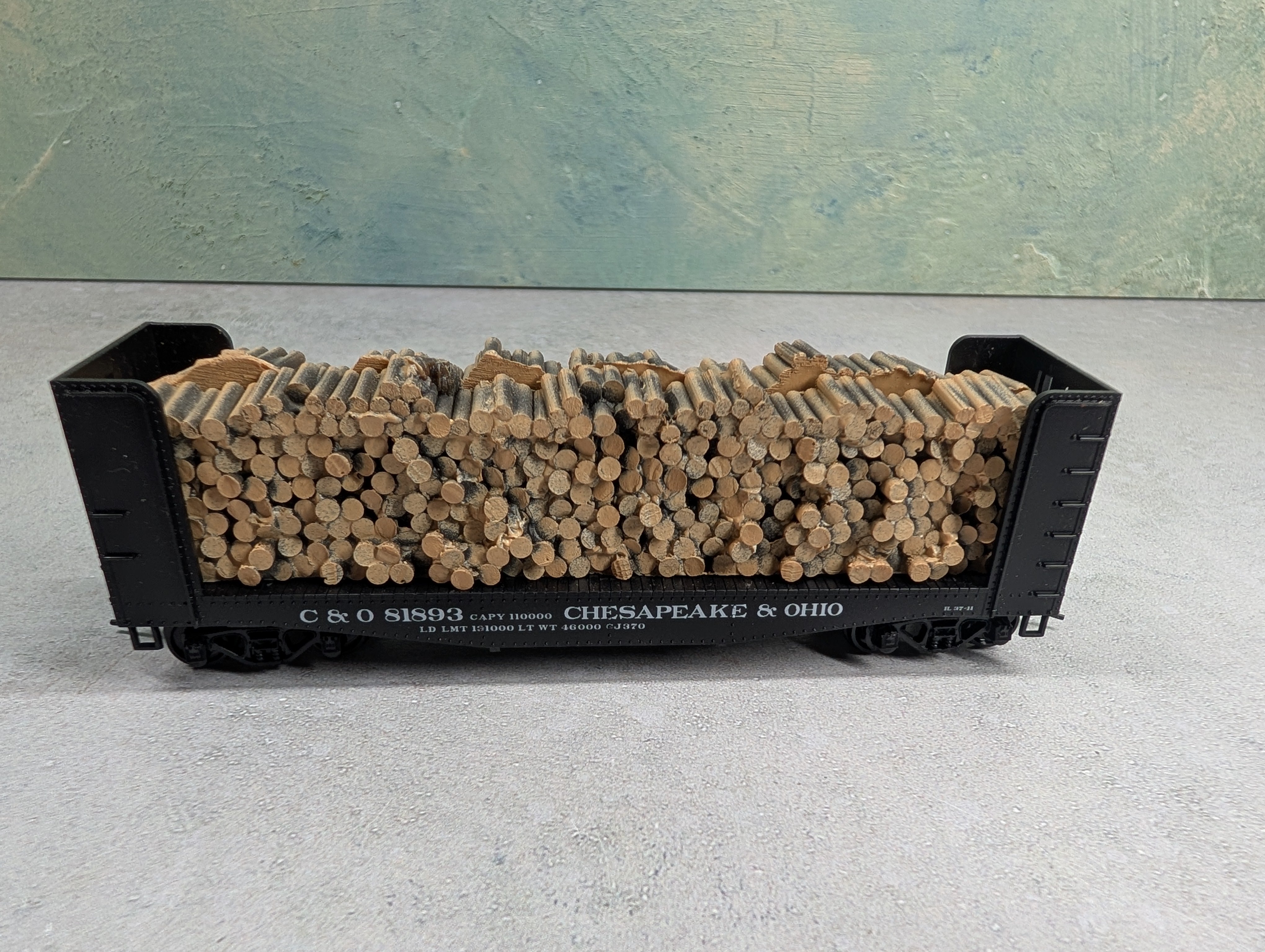 USED Athearn HO Scale 40' Bulkhead Flat Car Chesapeake and Ohio C&O #81893 w/ Wood Load