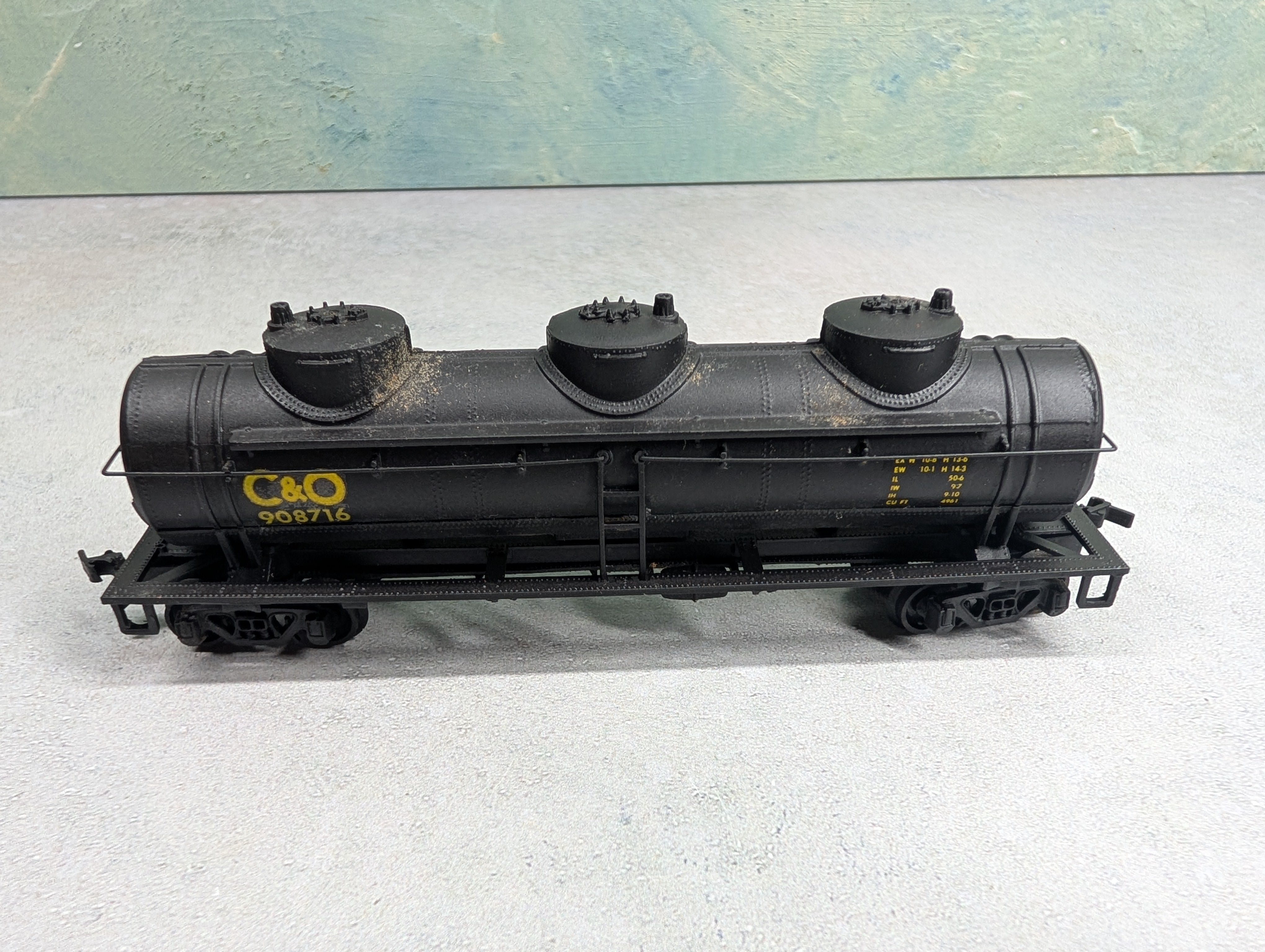 USED AHM HO Scale Triple Dome Tank Car Chesapeake and Ohio C&O #908716 Decal