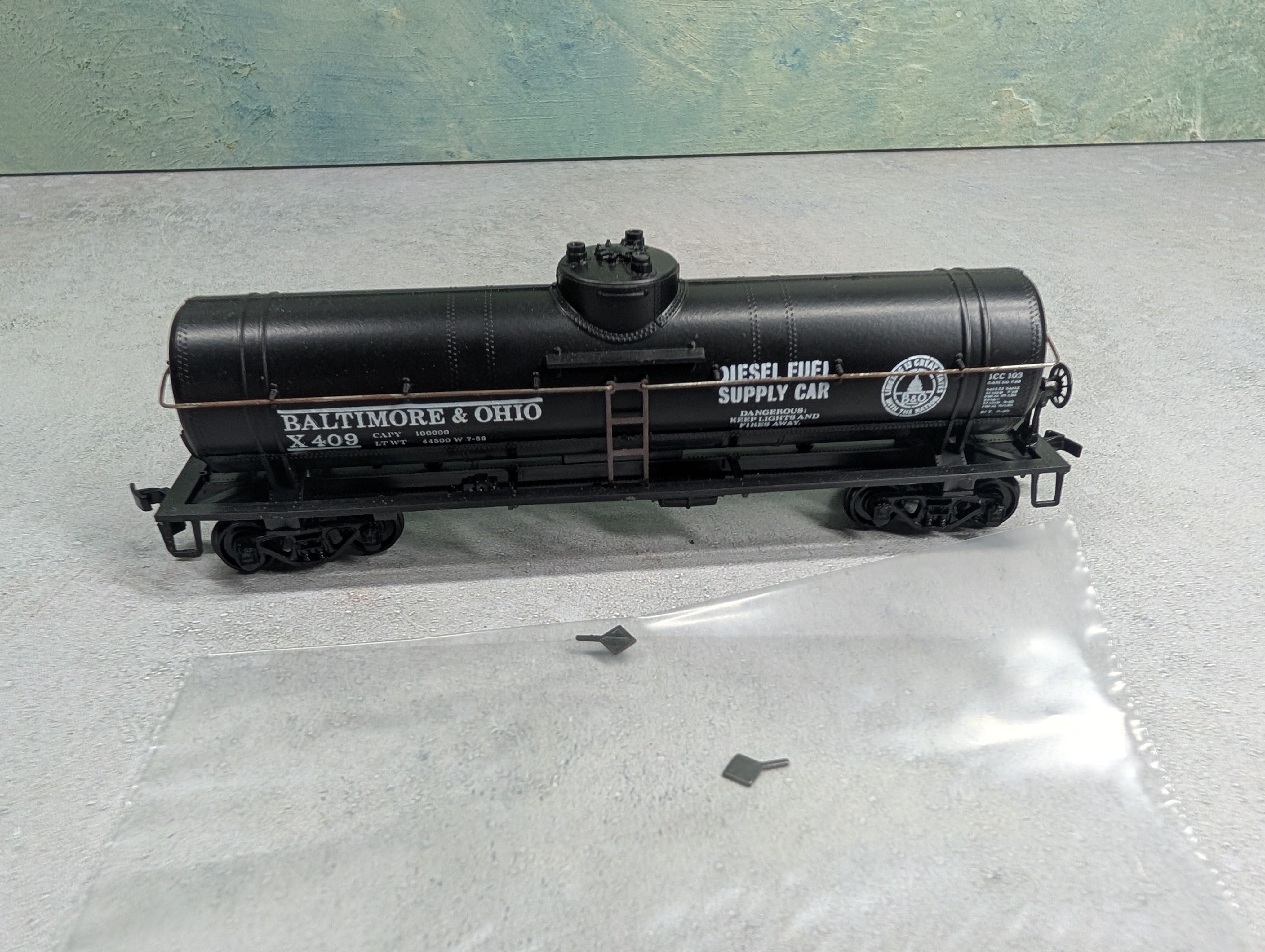 USED Athearn HO Scale Single Dome Tank Car Baltimore and Ohio B&O #X409 Diesel Fuel Supply
