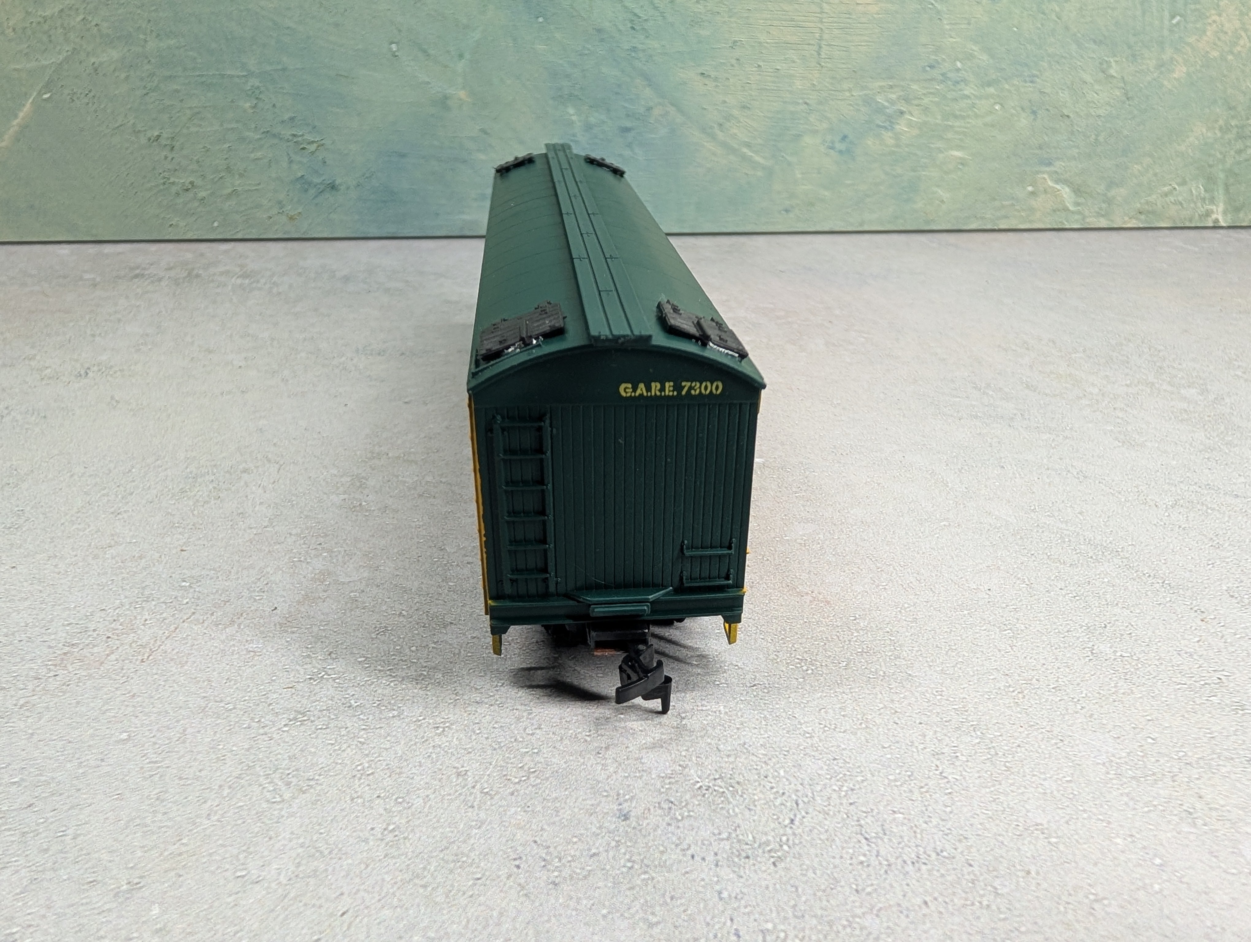 USED Athearn 5344 HO Scale 50' Billboard Express Reefer Box Car Standard Fruit Company GARE #7300