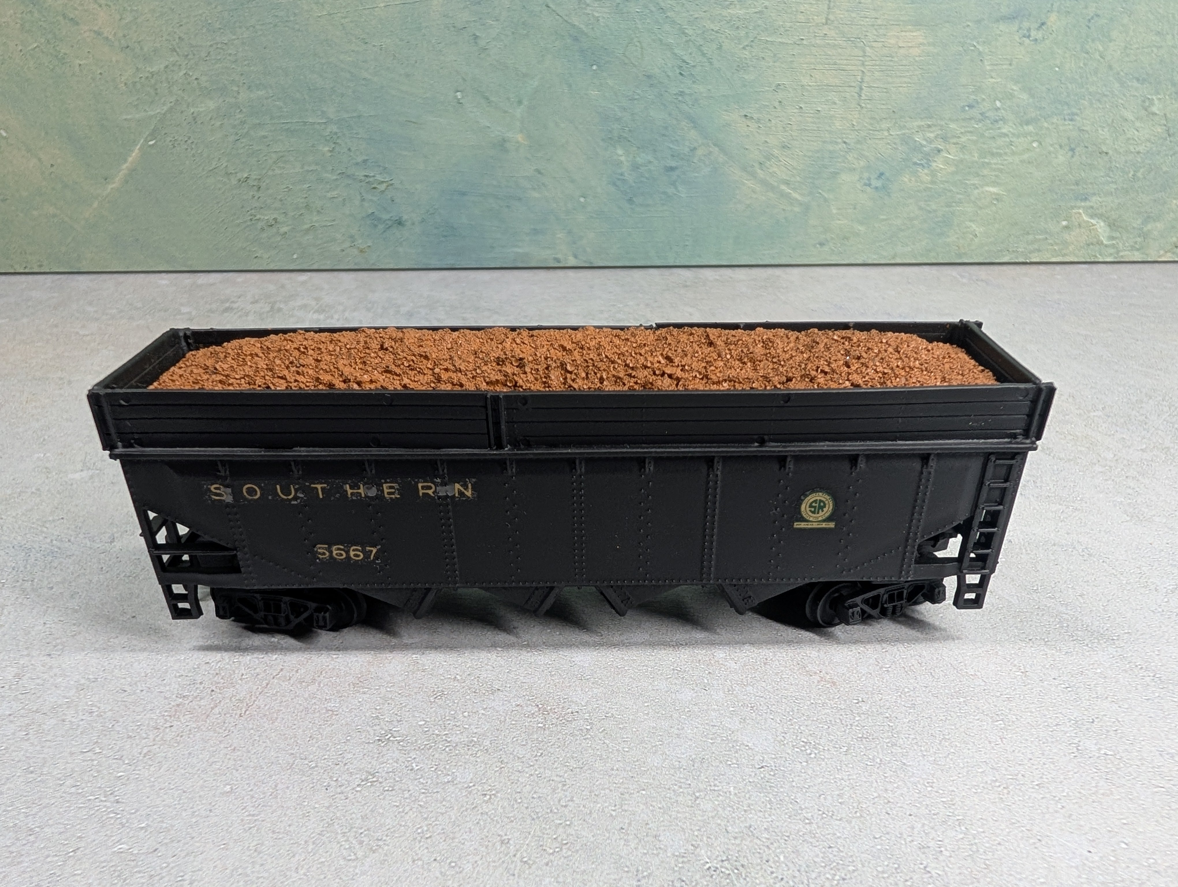 USED Tyco HO Scale 4 Bay Raised Hopper Southern #5667 Decal w/ Load