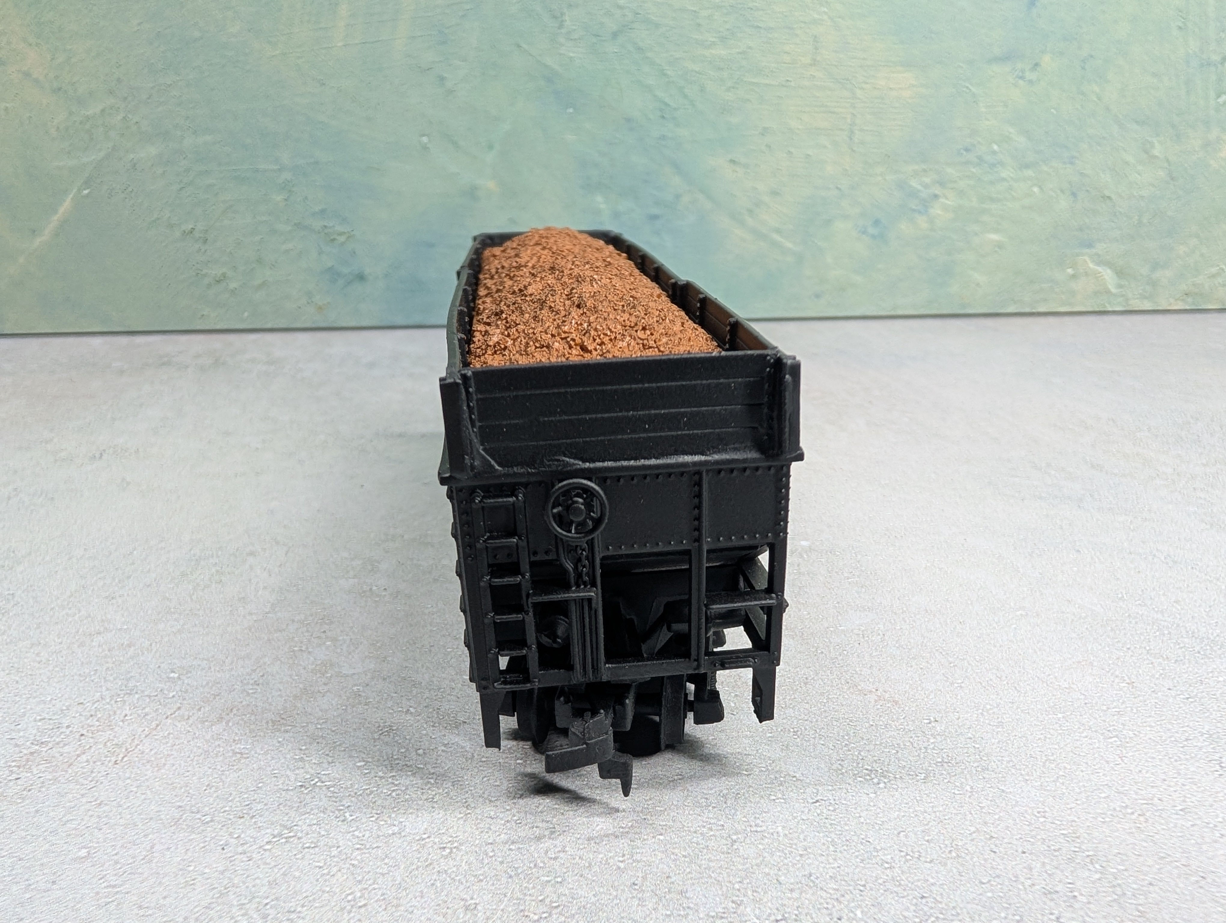 USED Tyco HO Scale 4 Bay Raised Hopper Southern #5667 Decal w/ Load