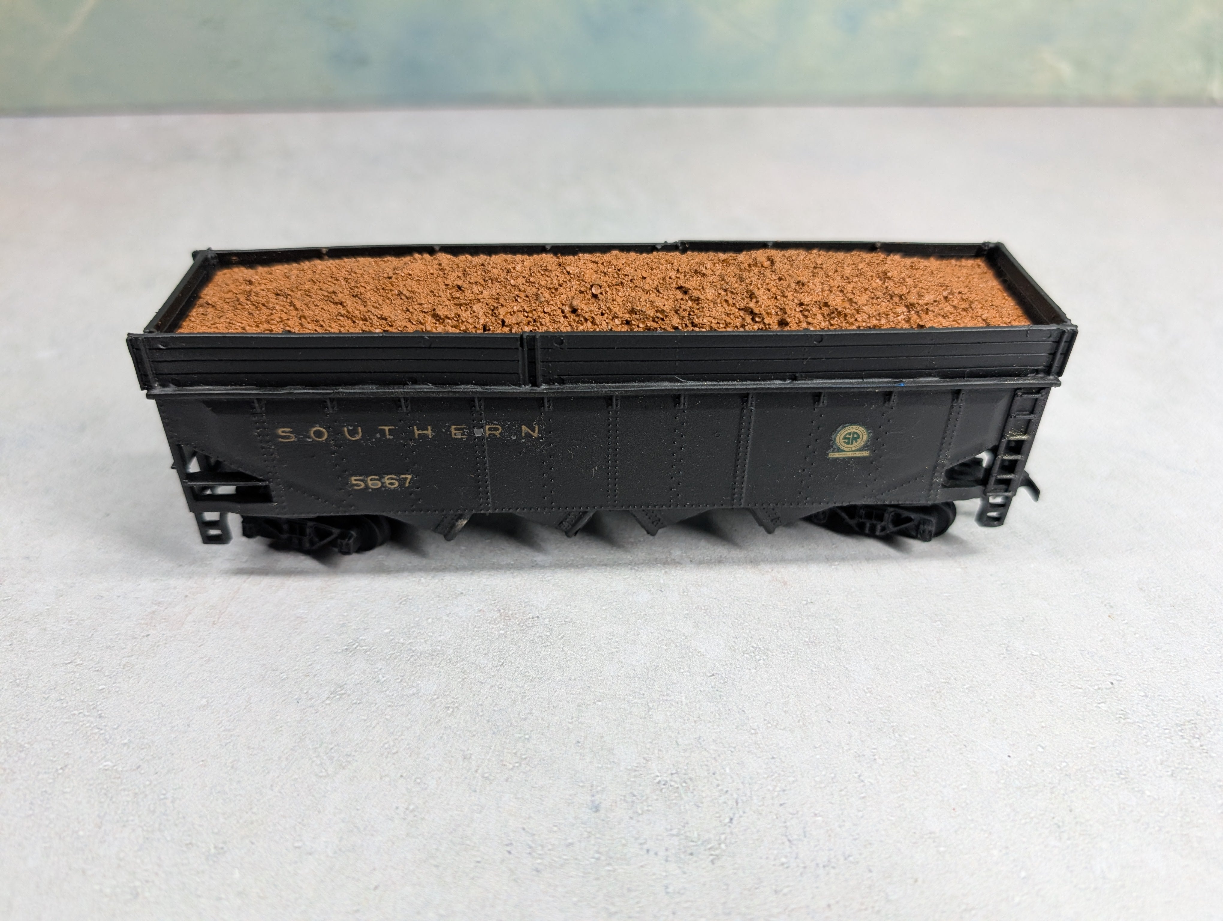 USED Tyco HO Scale 4 Bay Raised Hopper Southern #5667 Decal w/ Load