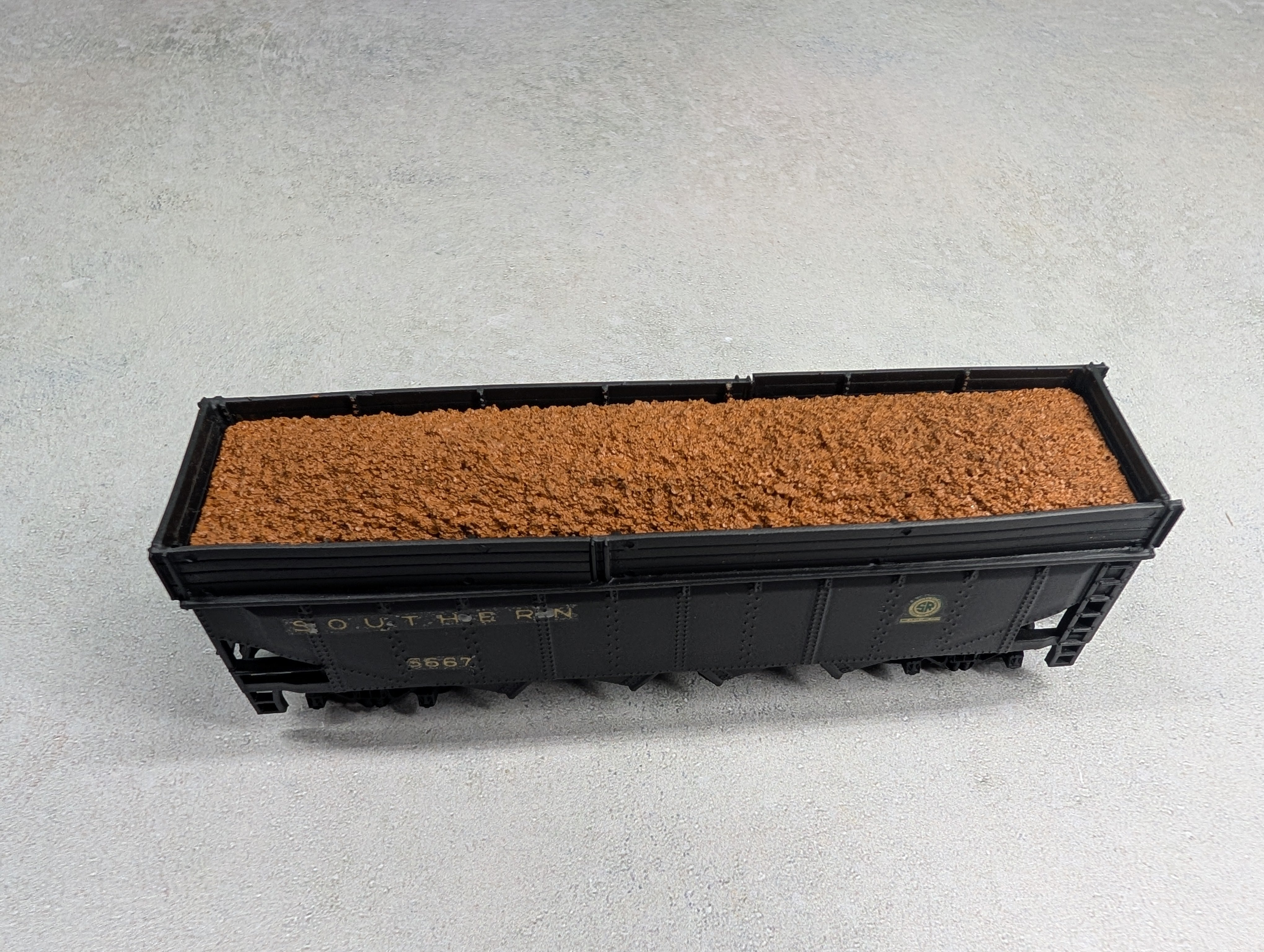 USED Tyco HO Scale 4 Bay Raised Hopper Southern #5667 Decal w/ Load