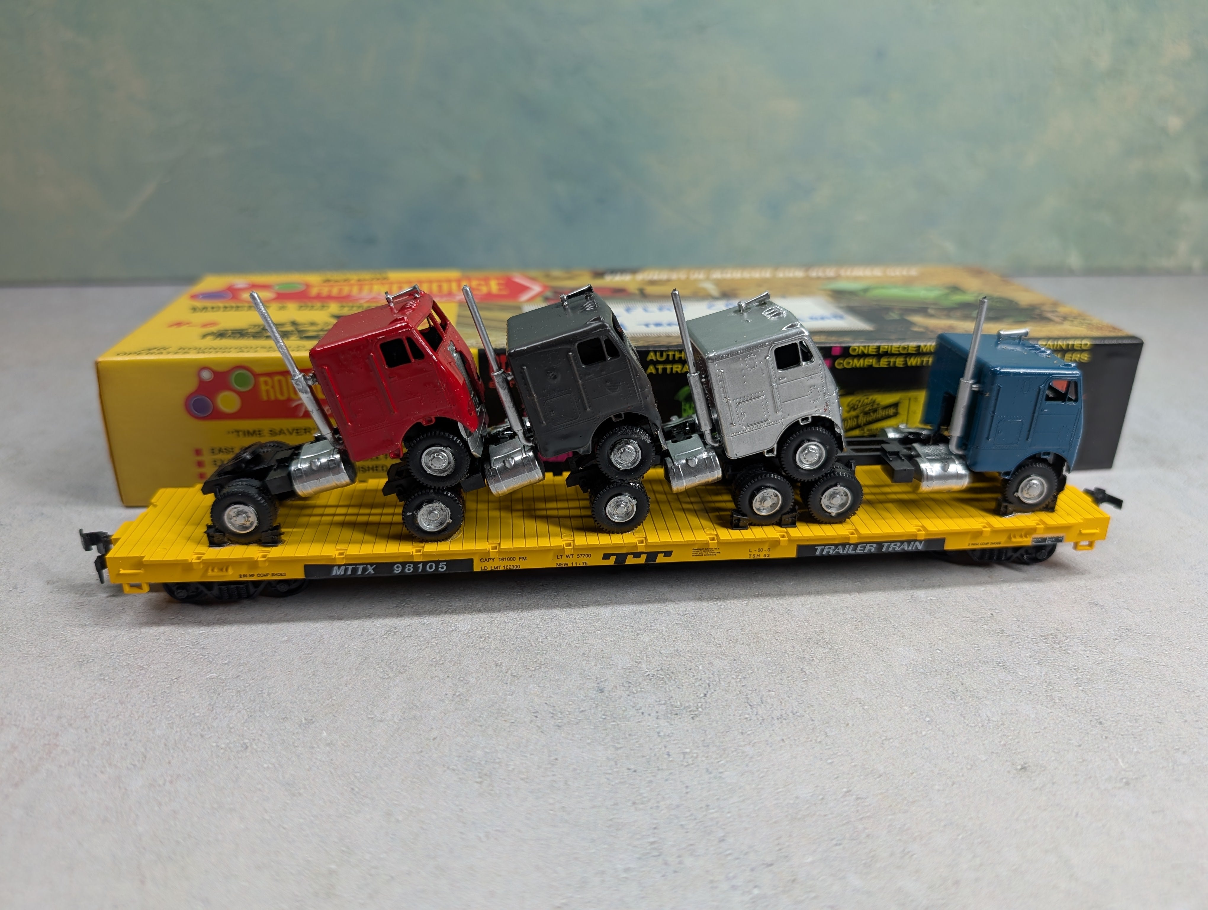 USED Roundhouse HO Scale 60' Flat Car Trailer Train MTTX #98105 w/ Trucks