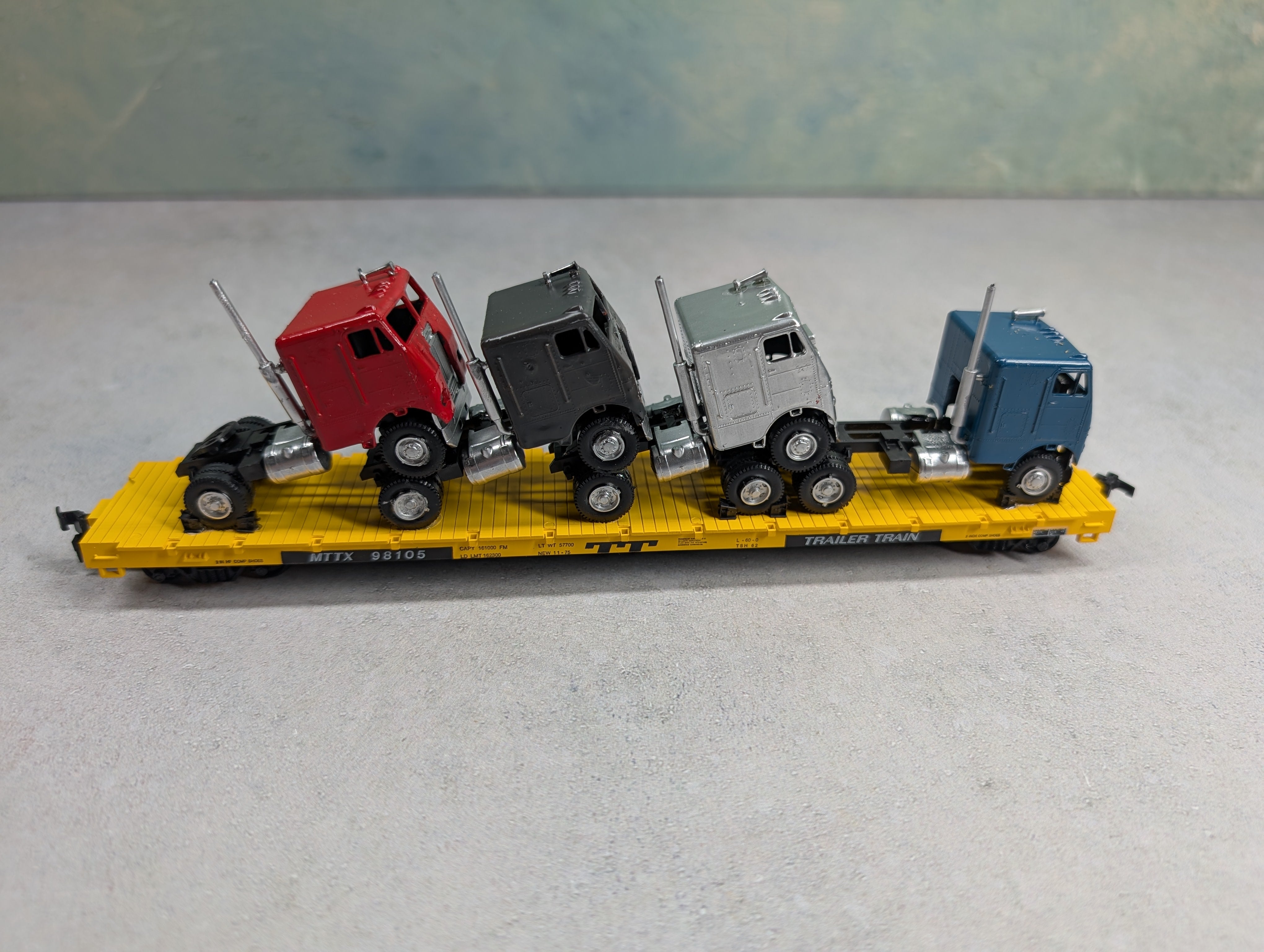 USED Roundhouse HO Scale 60' Flat Car Trailer Train MTTX #98105 w/ Trucks