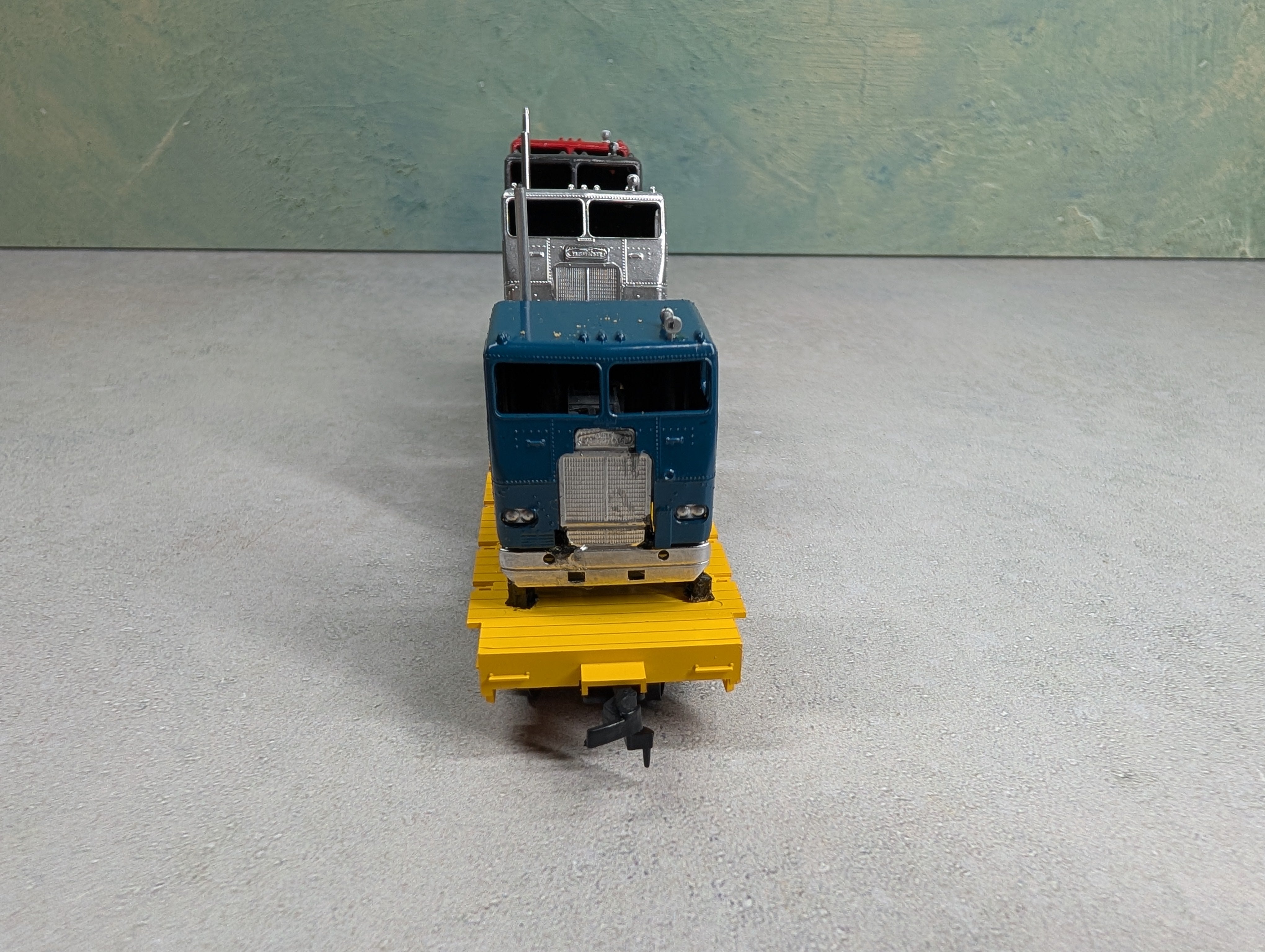 USED Roundhouse HO Scale 60' Flat Car Trailer Train MTTX #98105 w/ Trucks