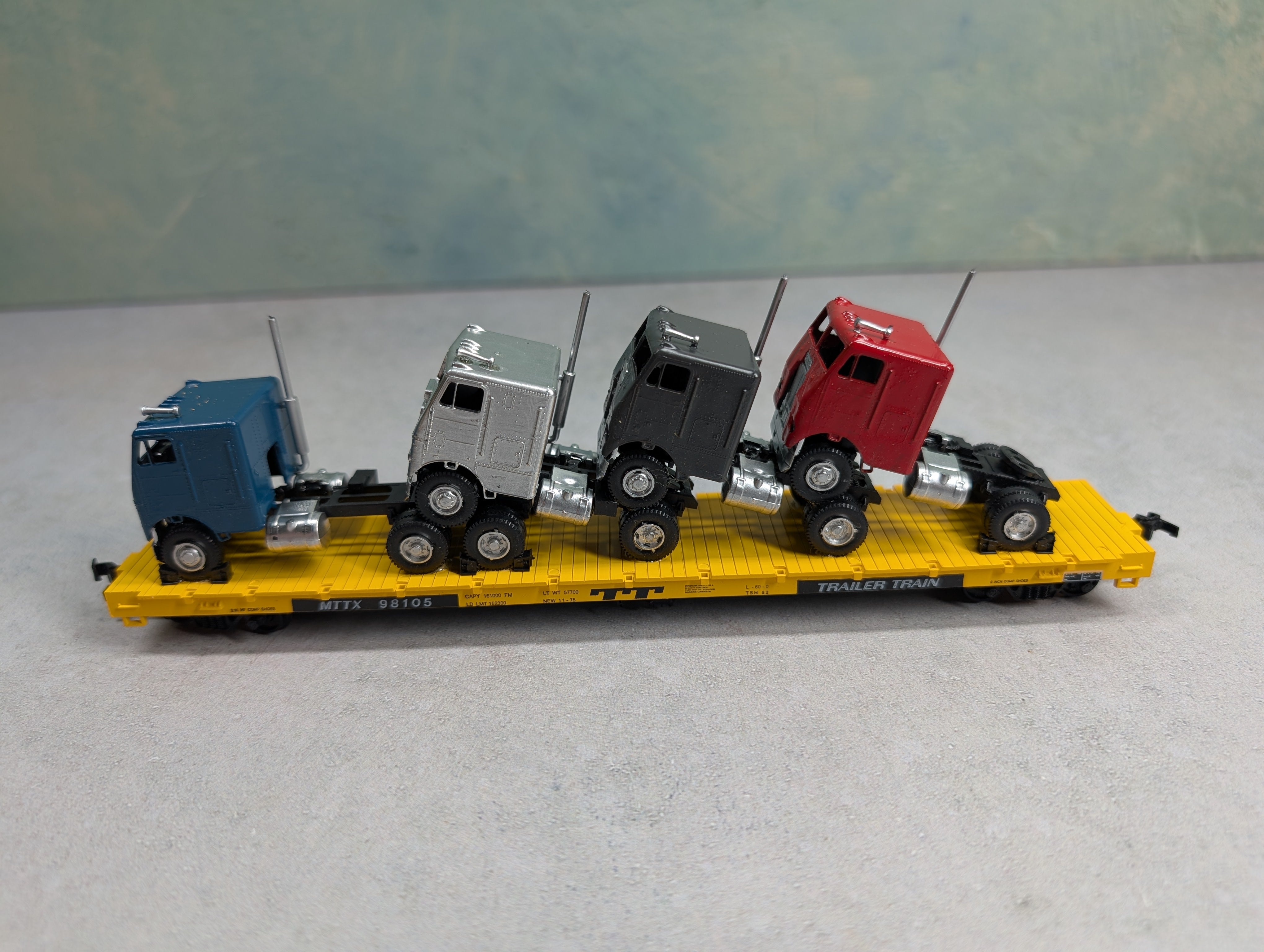 USED Roundhouse HO Scale 60' Flat Car Trailer Train MTTX #98105 w/ Trucks