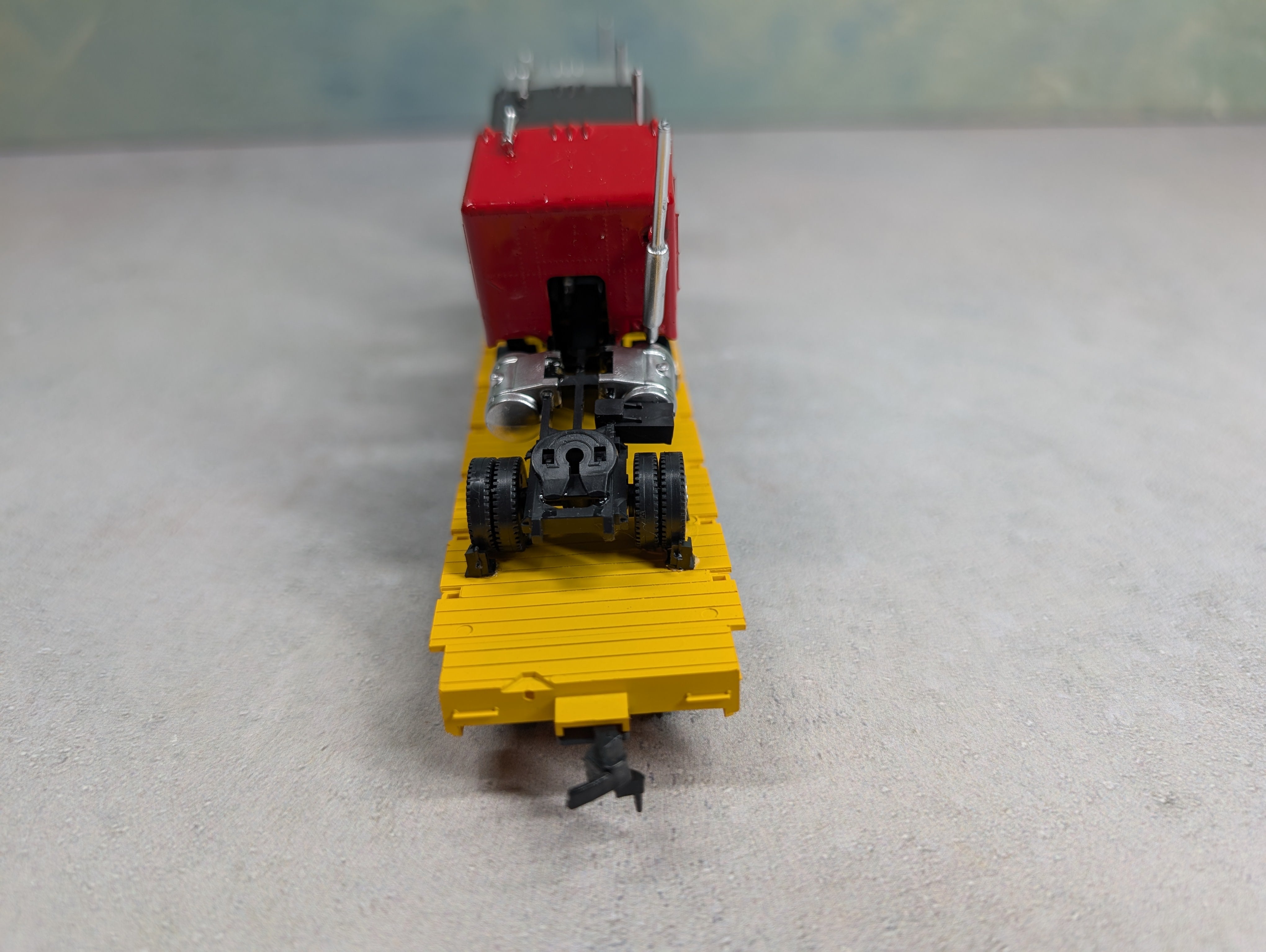 USED Roundhouse HO Scale 60' Flat Car Trailer Train MTTX #98105 w/ Trucks