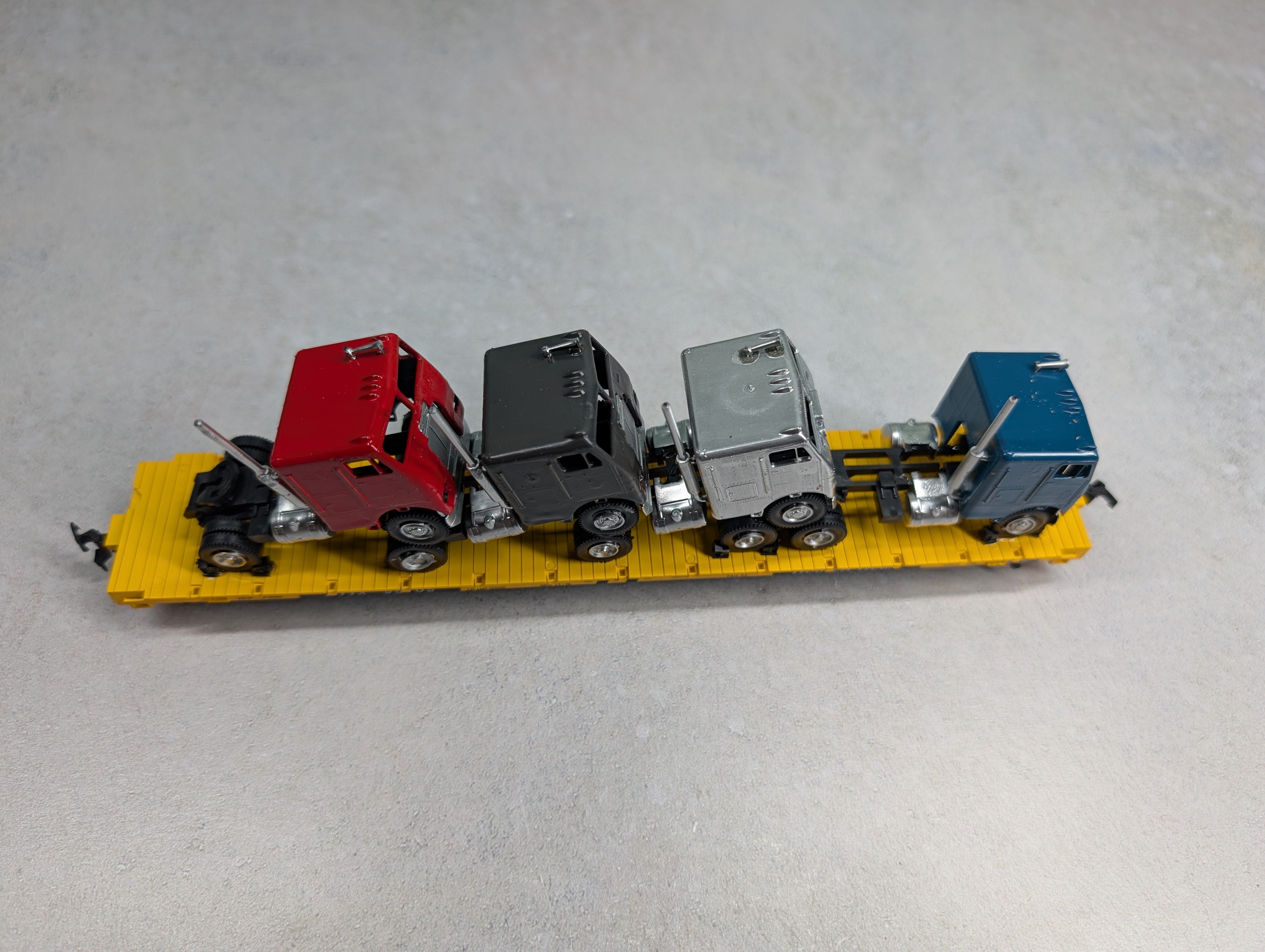 USED Roundhouse HO Scale 60' Flat Car Trailer Train MTTX #98105 w/ Trucks