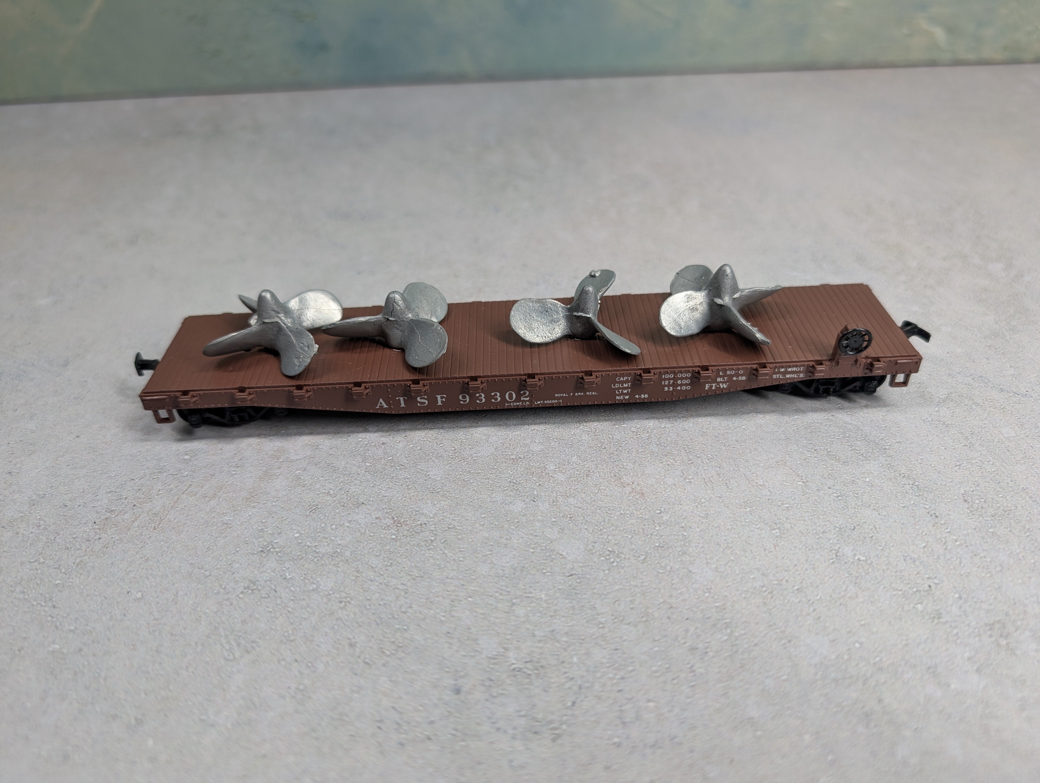 USED Athearn HO Scale 50' Flat Car Santa Fe ATSF #93302 w/ Propeller Load