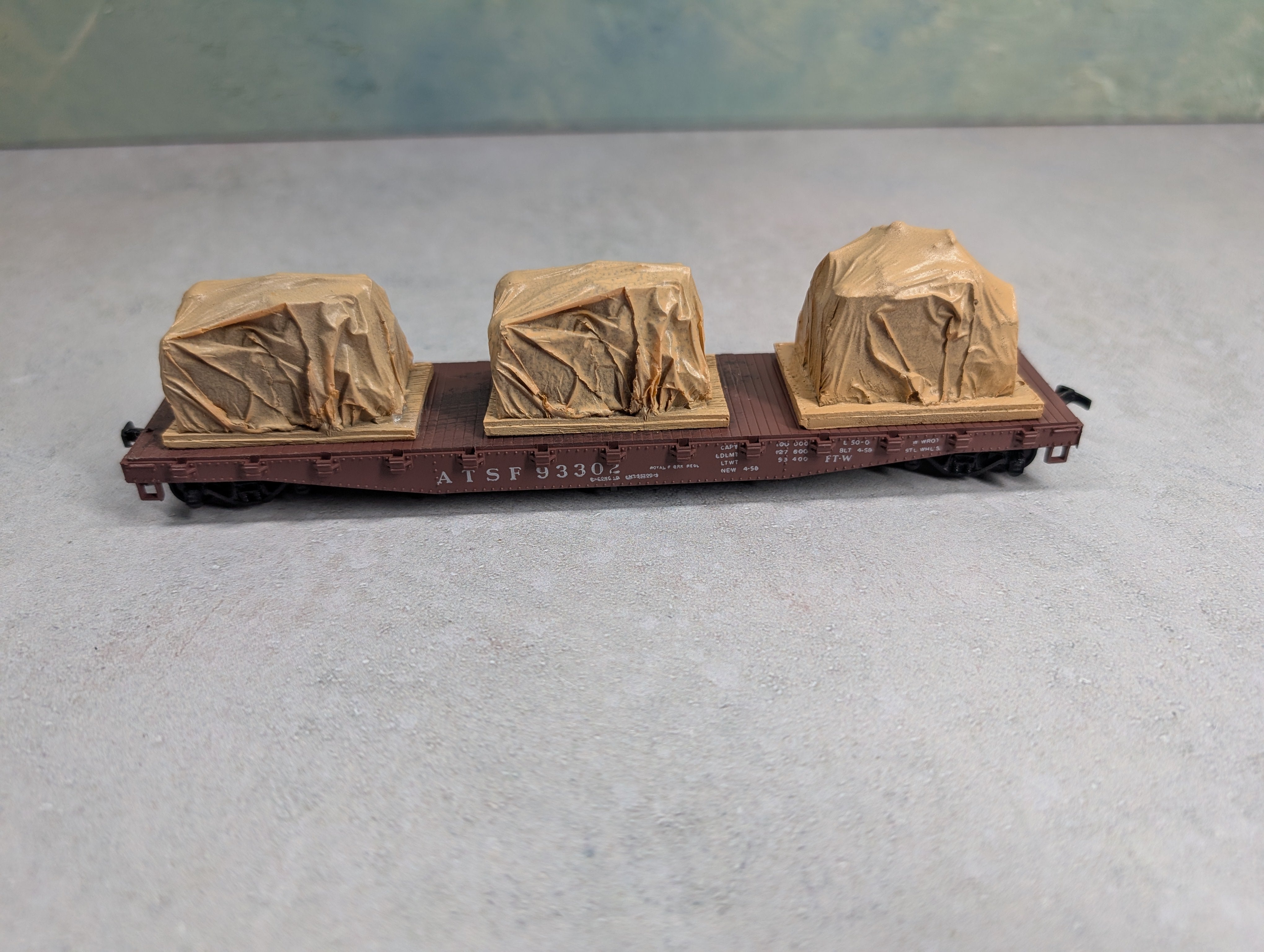 USED Athearn HO Scale 50' Flat Car Santa Fe ATSF #93302 w/ Tarped Load