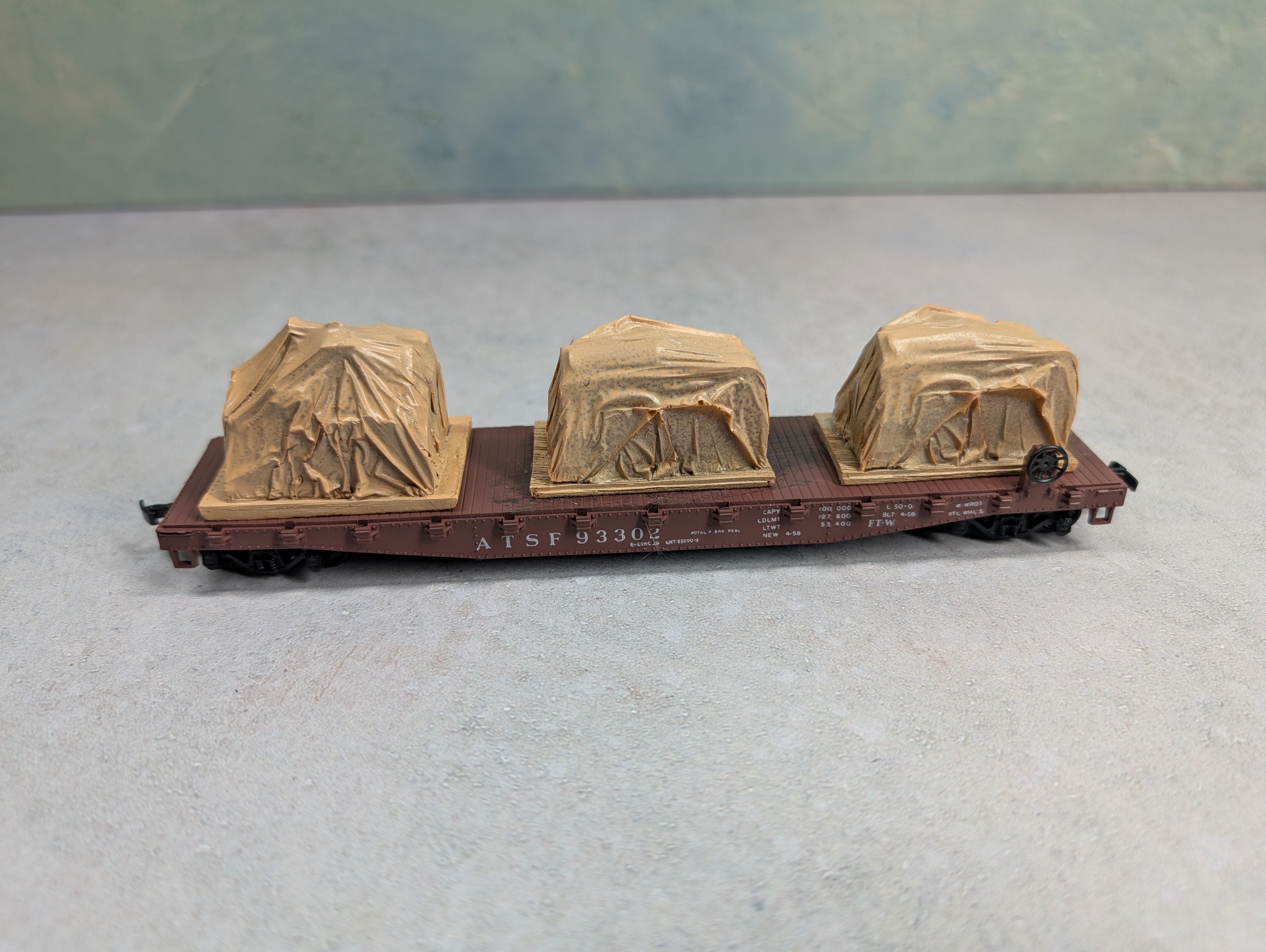 USED Athearn HO Scale 50' Flat Car Santa Fe ATSF #93302 w/ Tarped Load