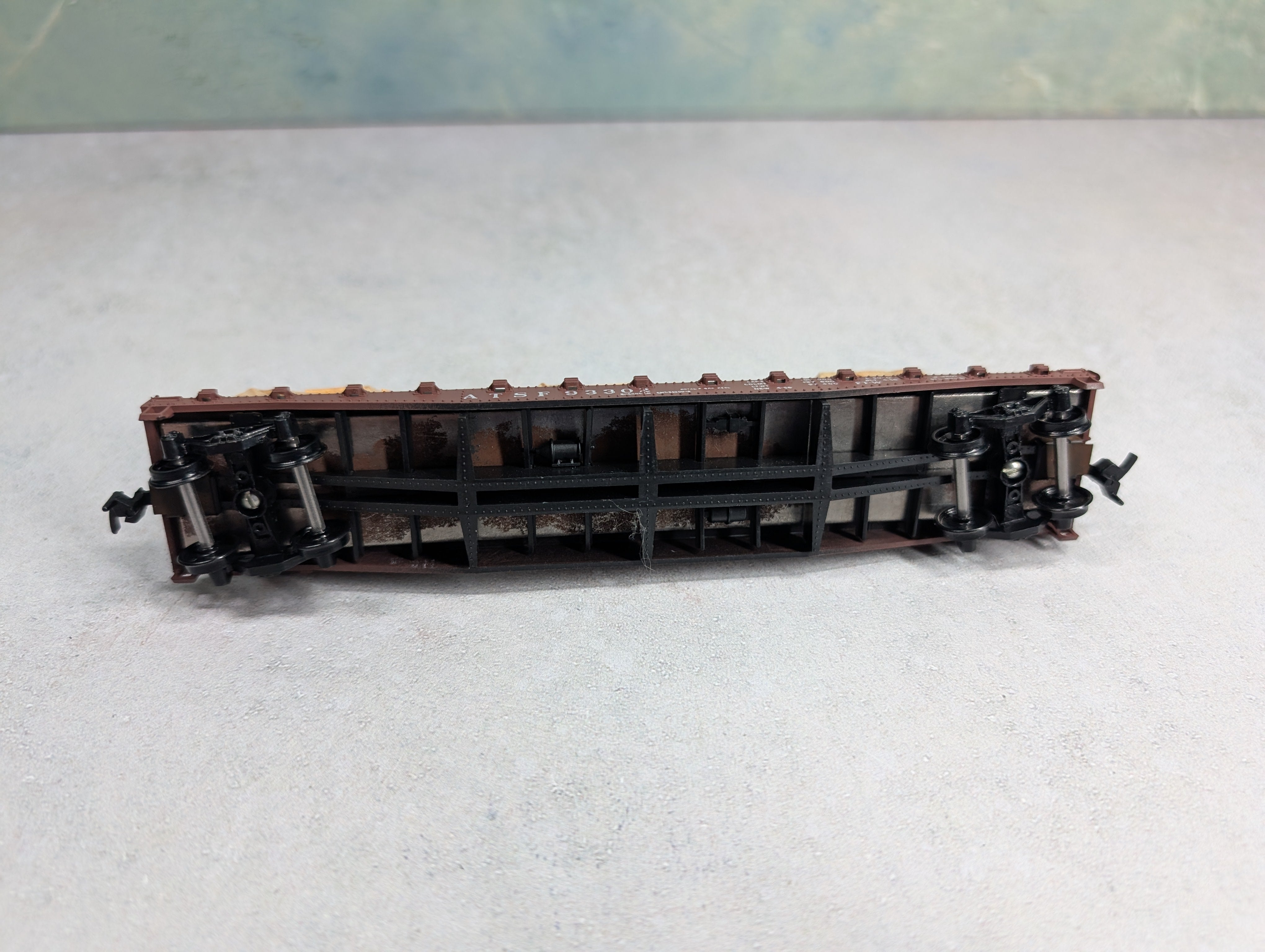 USED Athearn HO Scale 50' Flat Car Santa Fe ATSF #93302 w/ Tarped Load