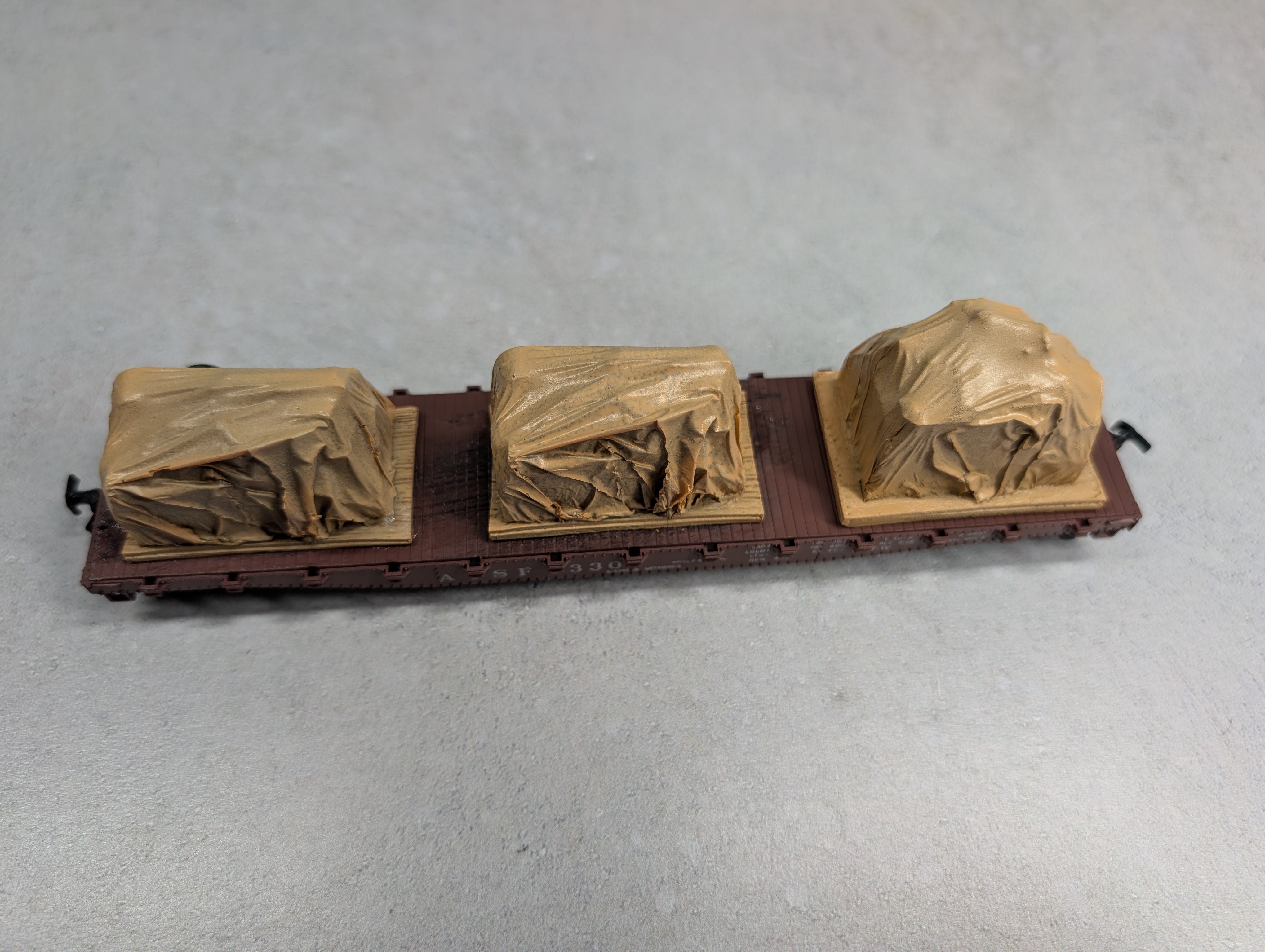 USED Athearn HO Scale 50' Flat Car Santa Fe ATSF #93302 w/ Tarped Load