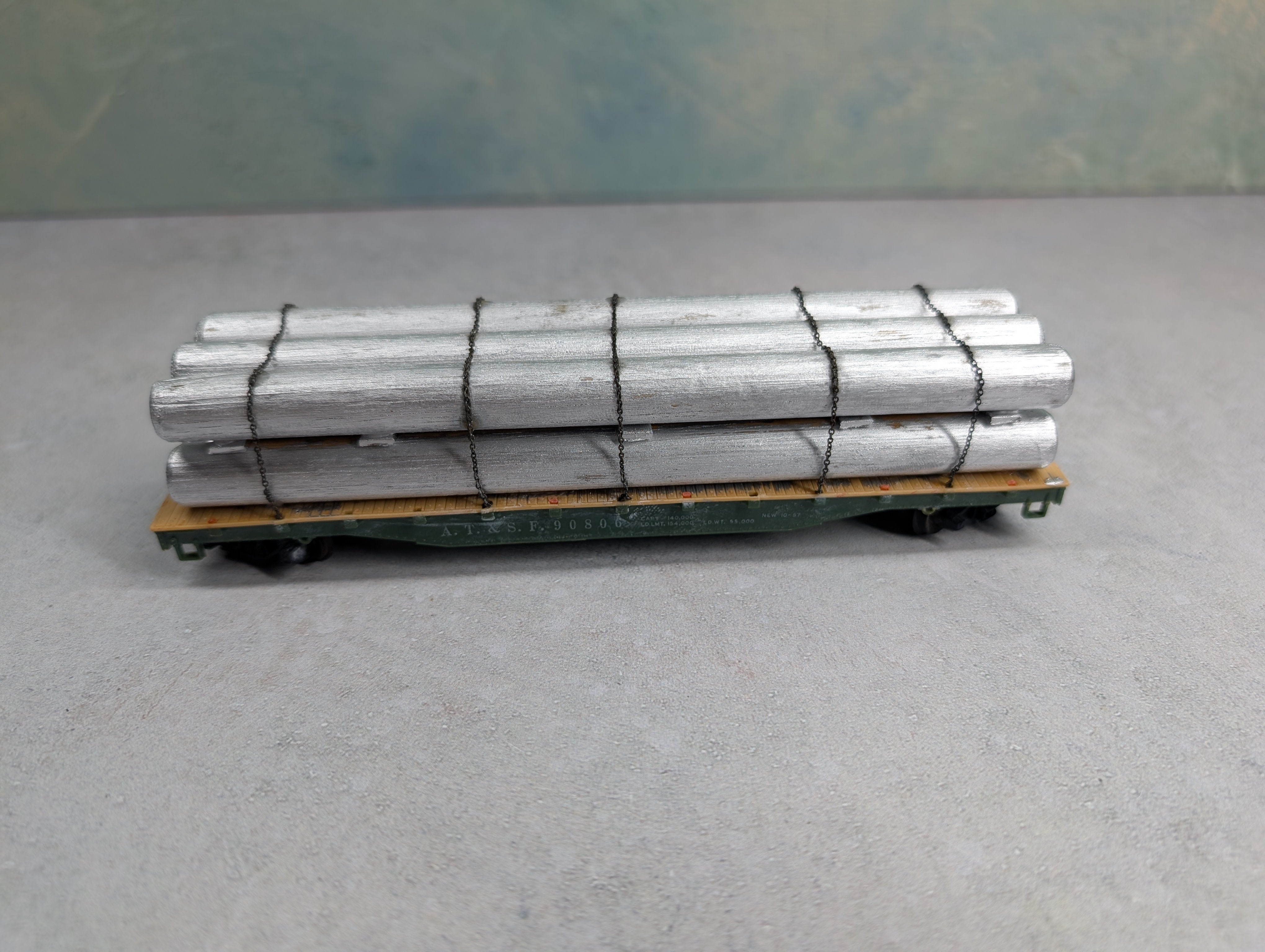 USED Mantua HO Scale 50' Flat Car Santa Fe ATSF #90806 w/ Pipe Load