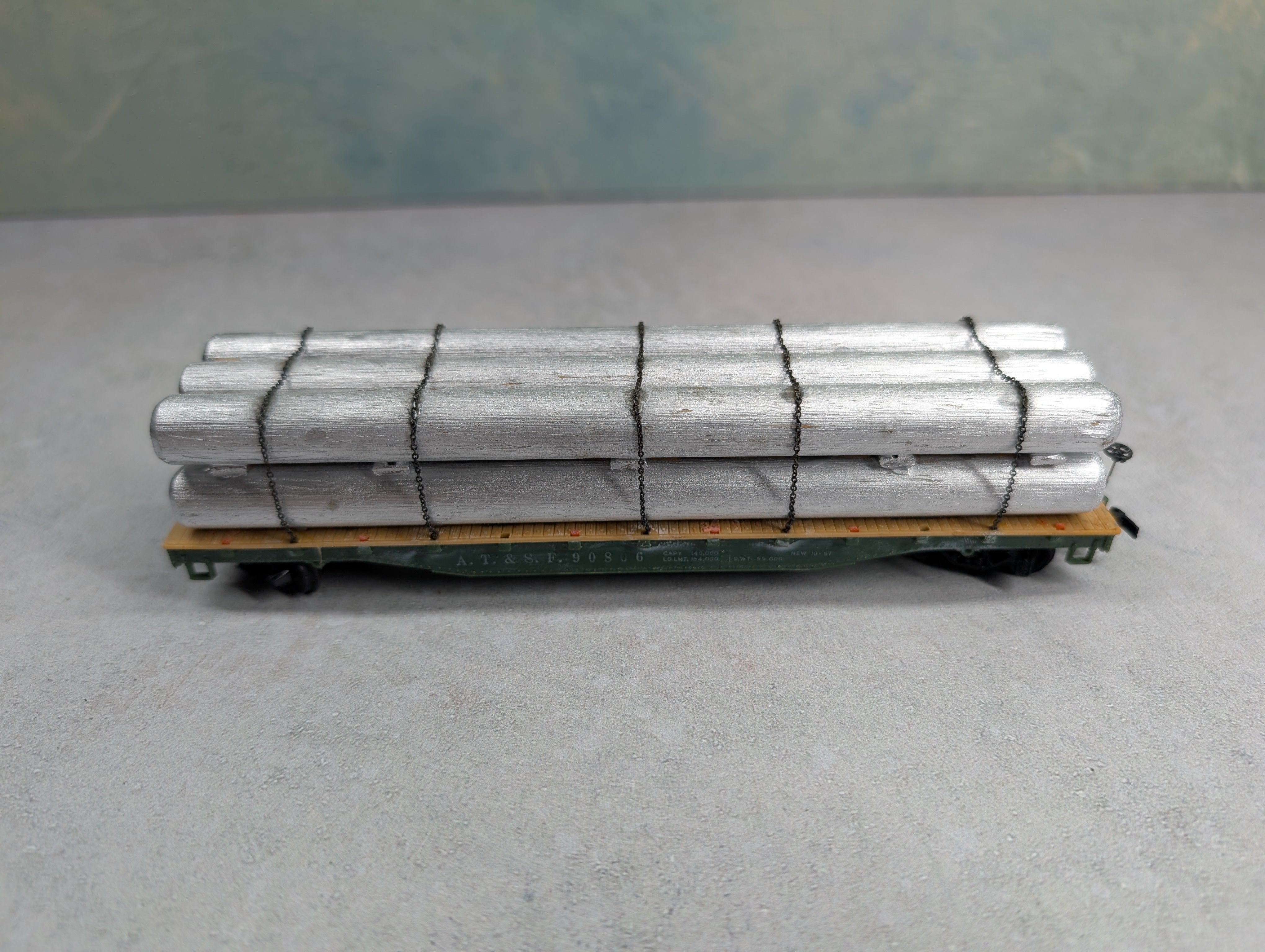 USED Mantua HO Scale 50' Flat Car Santa Fe ATSF #90806 w/ Pipe Load