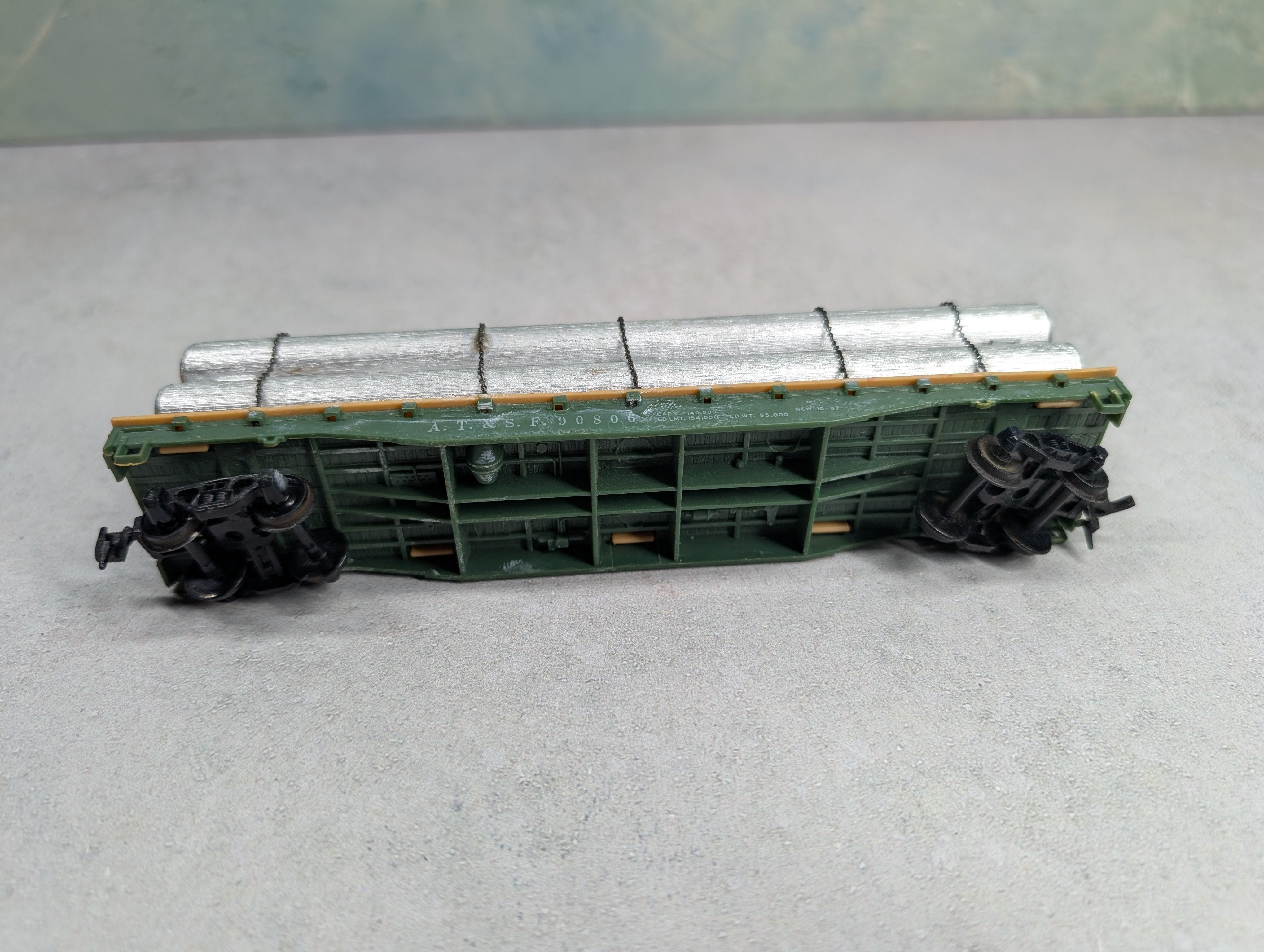 USED Mantua HO Scale 50' Flat Car Santa Fe ATSF #90806 w/ Pipe Load