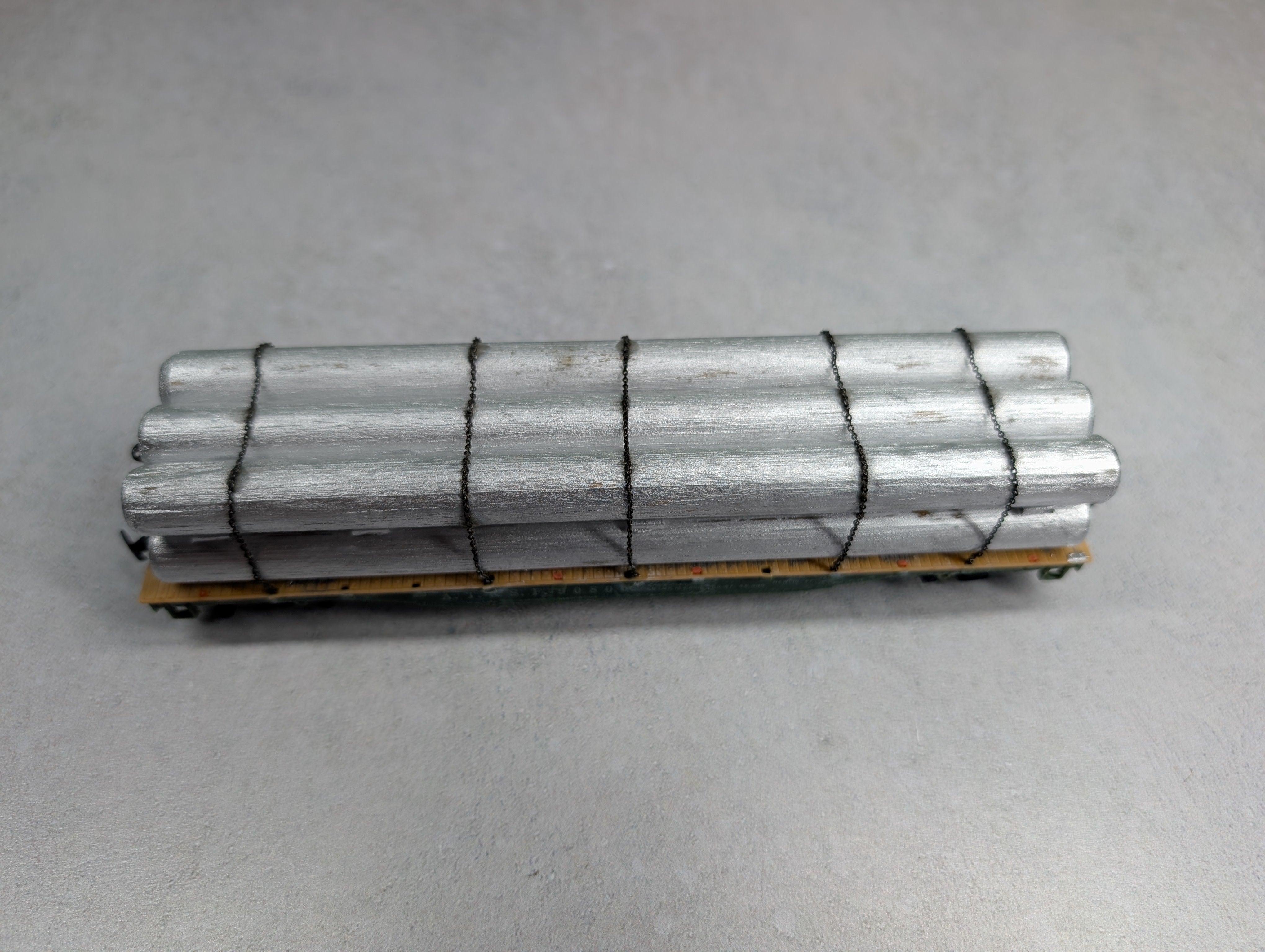 USED Mantua HO Scale 50' Flat Car Santa Fe ATSF #90806 w/ Pipe Load