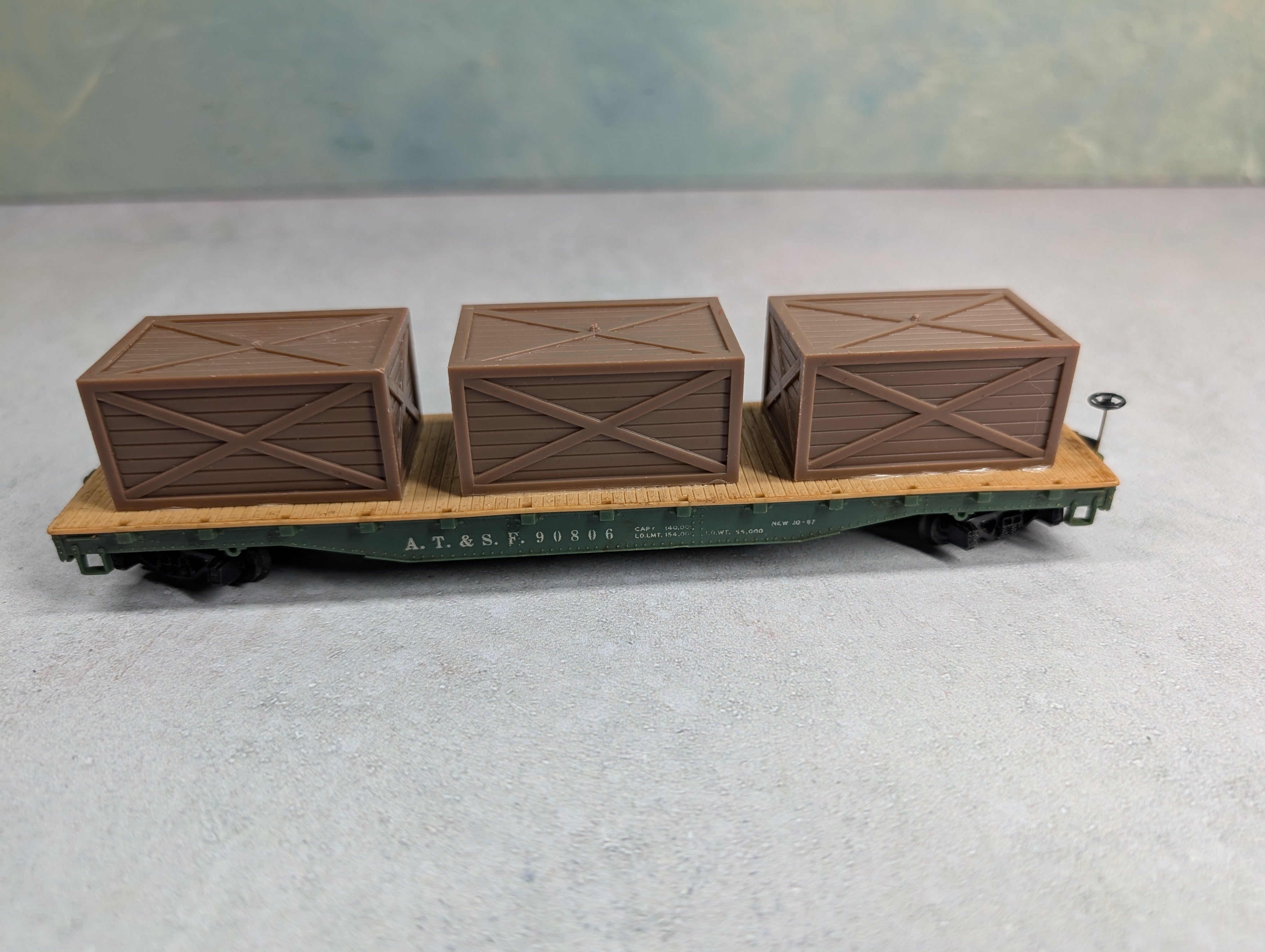 USED Mantua HO Scale 50' Flat Car Santa Fe ATSF #90806 w/ Crate Load