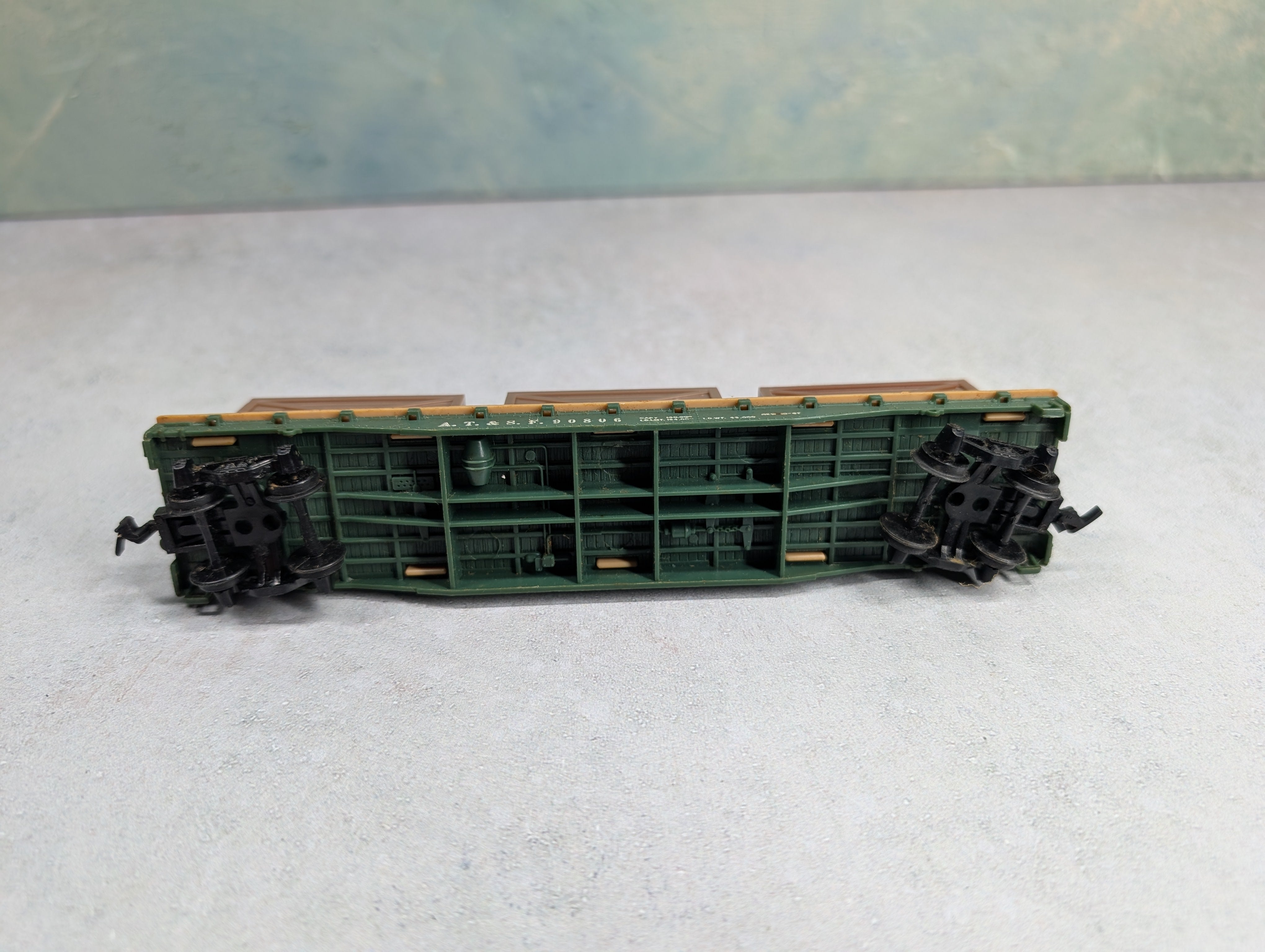 USED Mantua HO Scale 50' Flat Car Santa Fe ATSF #90806 w/ Crate Load