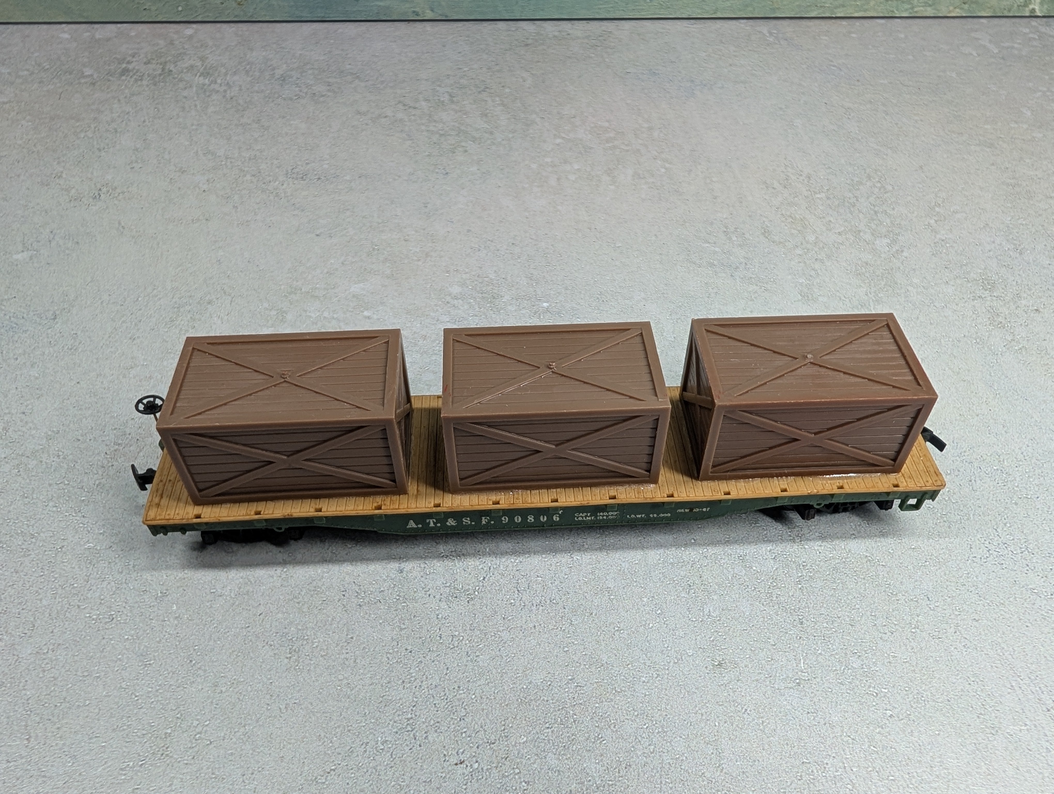 USED Mantua HO Scale 50' Flat Car Santa Fe ATSF #90806 w/ Crate Load